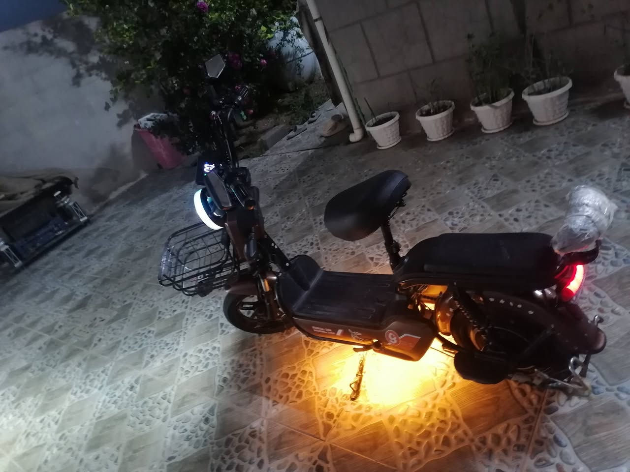 دراجه شحن حجم  14جديده ونضيفه كلش فقط تأيرات تعبانه الدراجه يرااد شاحنه تجي سرعه 60 السعر / 175 وبيها مجال وتجي اربع بطاريات استفسار واتساب ***********
