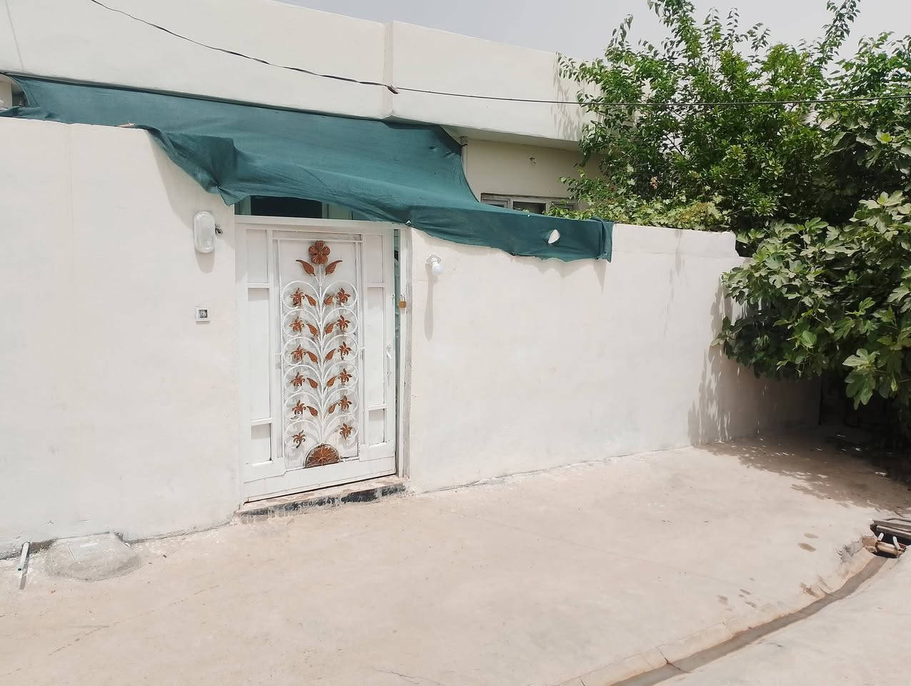 دارالبيع مساحه 160مترغرفتين وصاله استقبال ومطبخ درج خارجي بيت سيراميك وسقف ثانوي ايمام عباس أشتي خلف قصابه جلولاء سعر30اوبي ***********
