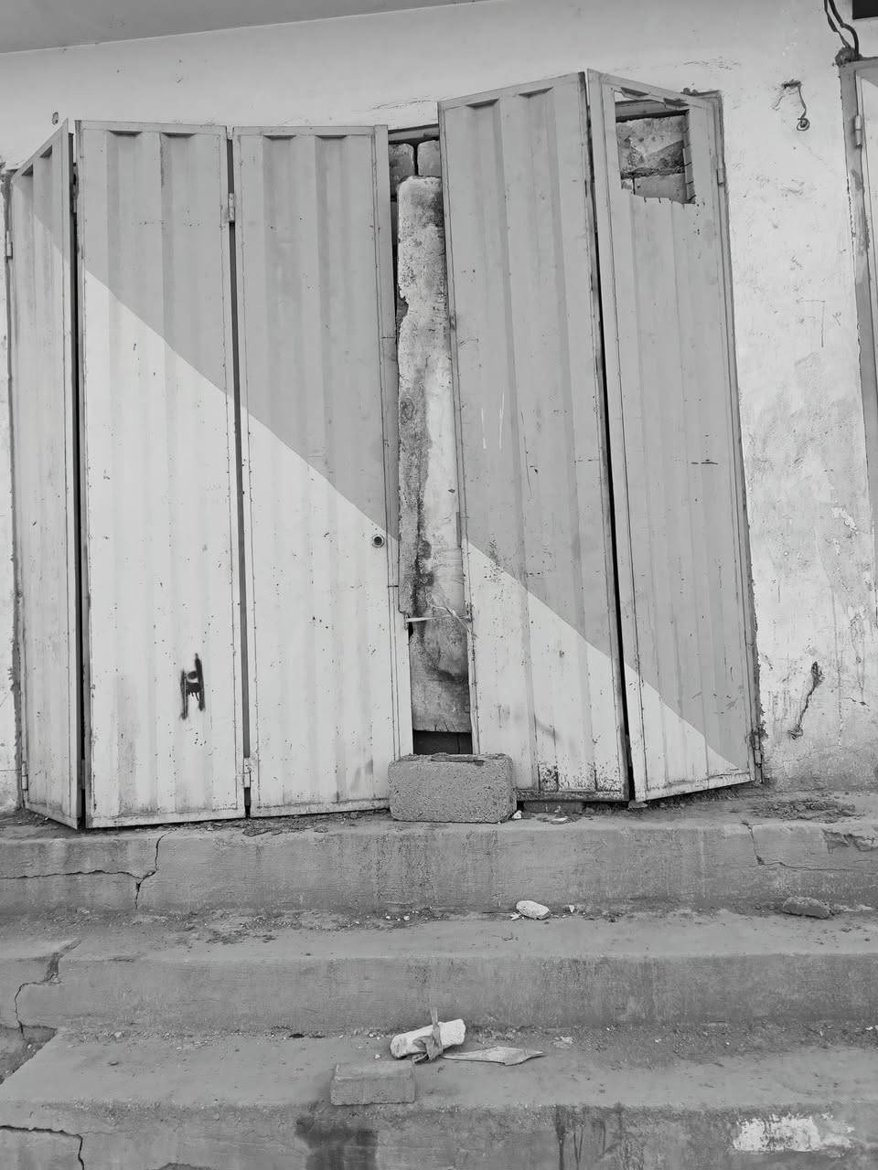 للبيع ابواب محلات  دفتري نظافه ممتازه للتواصل ***********..
***********
