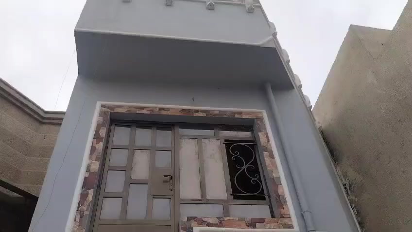 بيت ١٠٠ متر واجهه ٥ نزال ٢٠ بناء نضيف وجاهز للسكن /يتكون من صاله كبيره مفتوحه نظام أميركي مطبخ مفتوح خدمات الطابق الثاني ٢ غرف نوم خدمات 
الغزاليه /الكفائات/الهياكل منطقه مبلطه قريب الشارع العام / السعر المطلوب ٢٦٠ مليون مع المجال 
للاستفسار ***********
