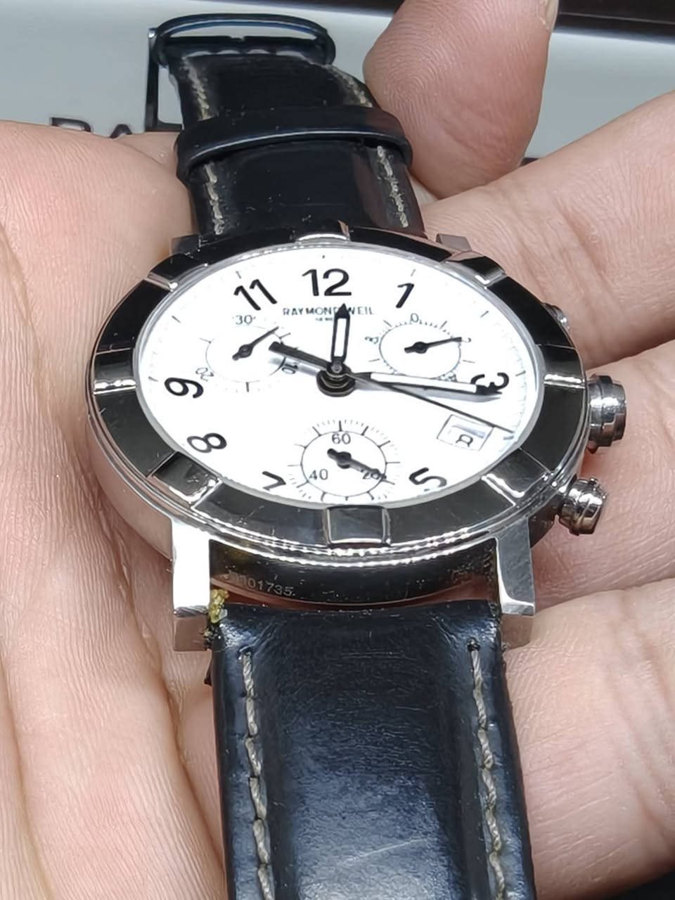 رايموند ويل كونكراف ستوب وتش باتري
القطر 42 بعلبتها الاصلية الساعة خالية من العيوب نضافة تامة غير مستبدل اي شي بيها  السعر 300 دولار


**إذا كنت صاحب هذا الإعلان وتريد حذفه لأي سبب، رجاءا أرسل رسالة إلى الدعم الفني**