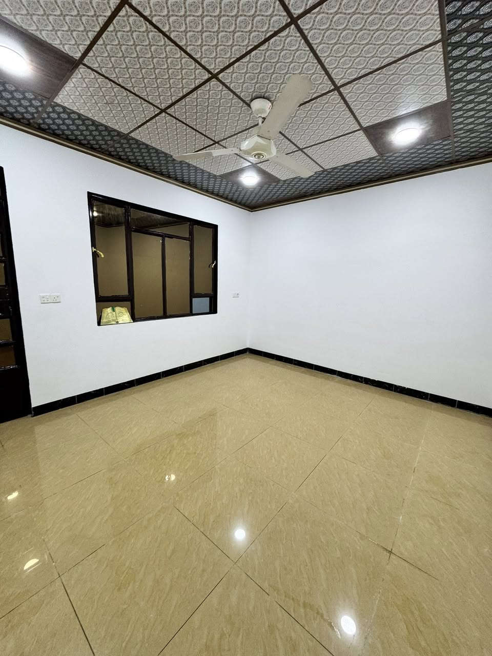 دار للبيع
الموقع : حي الصديق الاولى ( قرب سايدين الصديق )
المساحة : 95 متر
الواجهة : 5 متر 
الاتجاه : شروق ابتدائي
يتكون من 3 غرف نوم واستقبال ومطبخ وصحيات
المكاتبة مع الشرعي
نستقبل عروضاتكم في اغلب مناطق الجانب الايسر
موقع المكتب : حي الصديق - شارع 20 - قرب شركة كار للجباية
لمعرفة كافة الاسعار يمكنكم الانضمام الى قناة التلكرام عبر الرابط ادناه : 

‏ https://t.me/PillarsRealEstate

للاستفسار الاتصال على الارقام
***********
***********
