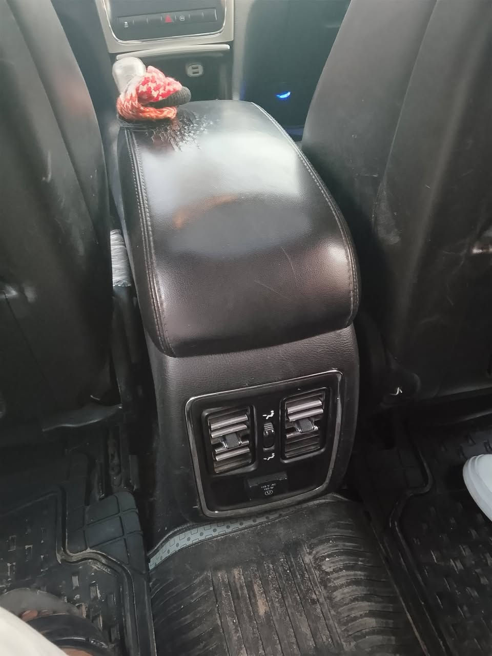 السلام عليكم اخوان جيب 12 كلين داخله العراق بيها. صبغ اشويه تقريبن. شبرين.  اثر طخه باب سياج لبيت. لون ابيض.  رقم سليمانيه. العنوان الفلوجه حي الشهداء. لسعر. 170 بيها مجال.   التواصل. ***********
