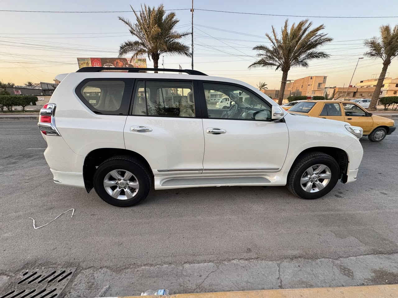 السلام عليكم.  
برادو موديل 15 خليجي 
فئه ساز.  TX.L
رقم شمالي ( أربيل) 
مواصفاتها …………
مكينه 6 سلندر /4000
7 راكب 
شاشه اصليه "
قطع تبريد 3”
تحكمات ستيرن "
مانع انزلاق "
فتحه"
ثلاجه كهربائيه "
كشنات كهربائيه عدد 2”
مثبت سرعه "
مري شفط " 
كامره خلفيه " 
حساس خلفي "
سبير تعليك "
وباقي المواصفات المعروفه 
—————————————
السياره ب اسمي 
سنويه جديده + هزه جديده 
 السياره ماشيه (106)
مكان السياره. بغداد الرصافه 
الاستفسار اتصال على الرقم 
***********
السونار موجود ويه الصور
