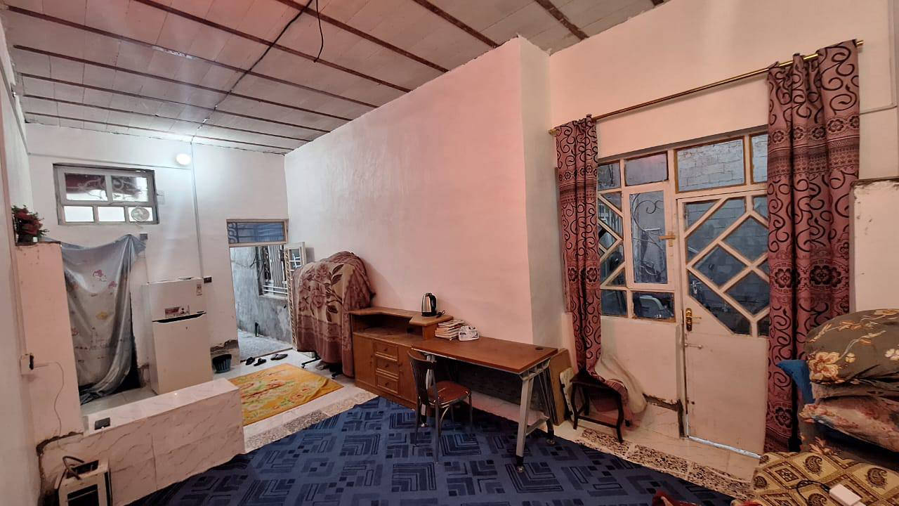 بيت للبيع  الموقع البراكيه قريب من دائره مكافحه المتفجرات شارع السبيس له جهتان جهه معمل السمنت وجههه شارع ابو صخيرر
مساحه 200 متر 

يوجد به كراج للسياره 
 استقبال صغير مشتملين 
مشتمل سقف كونكريت والثاني عگاده
السعر 35 وبي مجال للشراي 
للاستفسار 

*********** واتس 
***********
