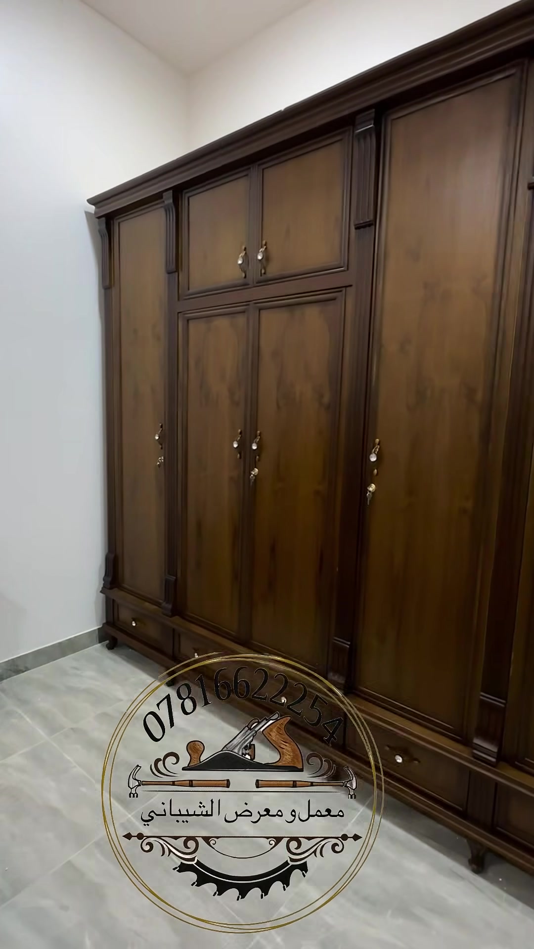 ((لسنا الوحيدين لكننا نسعى لنكون لافضل دائمآ ))
هاي لغرفة لكل شخص يدور على الفخامة ولقوة
غرفة نوم نجارة عراقية من الدرجى الفاخرة موديل رقم(20)
ظمن اصباغ الصاج الون البندقي (الطافي)

غرفة 6 ابواب قاطين 
الوجه صاج طبيعي 6ملم
الداخل صاج طبيعي 4 ملم
كل نقوش الغرفة والدنك من الزان المصري الطبيعي
كل جرارت الغرفه من السكك الحديد هايدروليك
القاعده بلوك صاج 
الظهر جرجوبة شد براغي  
 كل يدات الغرفه من النوع الثقيل الايطالي
اظافة طابورية اوشازلون حسب طلب  
السرير بلوك من درجى الاولى اظافة الى 6 ارجل 
شد ونقل مجاني داخل مركز المحافضة 

معمل ومعرض الشيباني للاستفسار مراسله الصفحه او لاتصال بالرقم ***********
