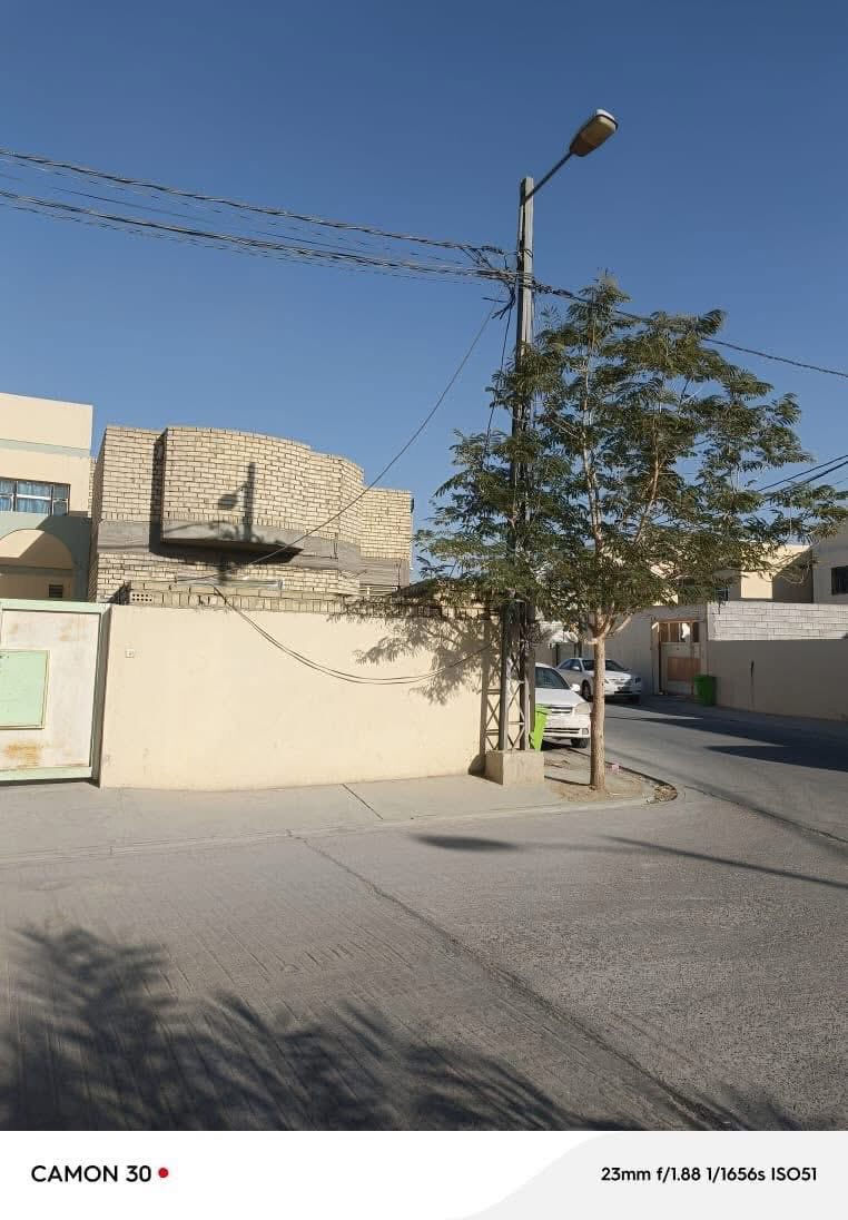 📌 الموقع:

قرية الغدير الأولى

بلوك 127 – دار 26 على ساحة صغيرة

📍 الجهة الغربية العالية (لم تتأثر بأمطار الشتاء)

📐 المساحة: 147 متر مربع

🏠 بيت ركن مع ساحة أمامية

✨ مواصفات البناء:

أساس رفت

بناء طابوق جمهوري

السقف صب كونكريت

غرفة بالطابق العلوي (4×5) سقفها شيلمان

🛋️ التقسيم الداخلي:

غرفة نوم (4×5)

صالة (5×7)

استقبال (4×5)

مطبخ (4×4)

كراج واسع حوالي 35 م²

🧱 النواقص:

لبخ خارجي

الدرج غير مغلف

📏 أبعاد القطعة:

الضلع على الساحة: 5 م

الضلع على الجيران: 20 م

الضلع على الفرع: 21 م

الضلع بالكفّة: 10 م

💰 السعر: 175 مليون

🏦 ينباع على المصرف العقاري (إذا المعاملة جاهزة)

📞 للاستفسار:

***********

🔹 موقع ممتاز – بناء متين – سعر مناسب – قابل للتمويل العقاري

🔹 فرصة لا تتعوض للباحثين عن السكن الهادئ والاستثمار المضمون
