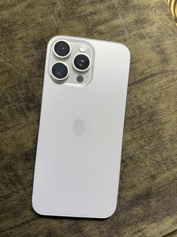 ايفون ١٥ برو ماكس 
تك سيم
بطارية ٩٥ 
ذاكرة ٢٥٦ 
بي هاي النقطة بالشاشة وما مأثرة على كلشي 
سعرو ٨٥٠
تواصل واتساب ***********
