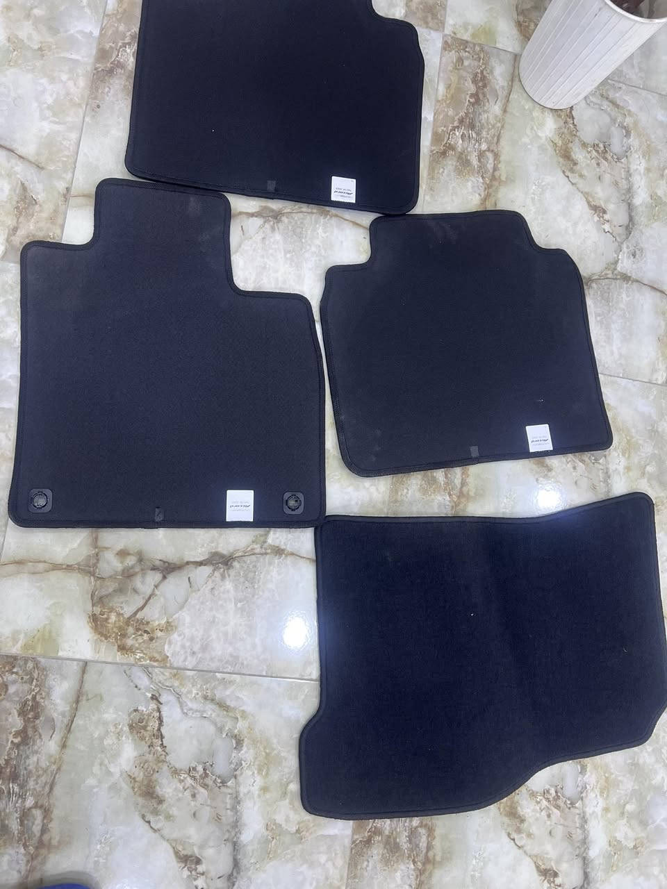 كارت لايت جهة يسره اكورد شغال السعر  ١٢٥قفل ومسطره امريكي اصلي مبدل جامه فقط  ٢٢٥وكاعيات٦٠. ***********
