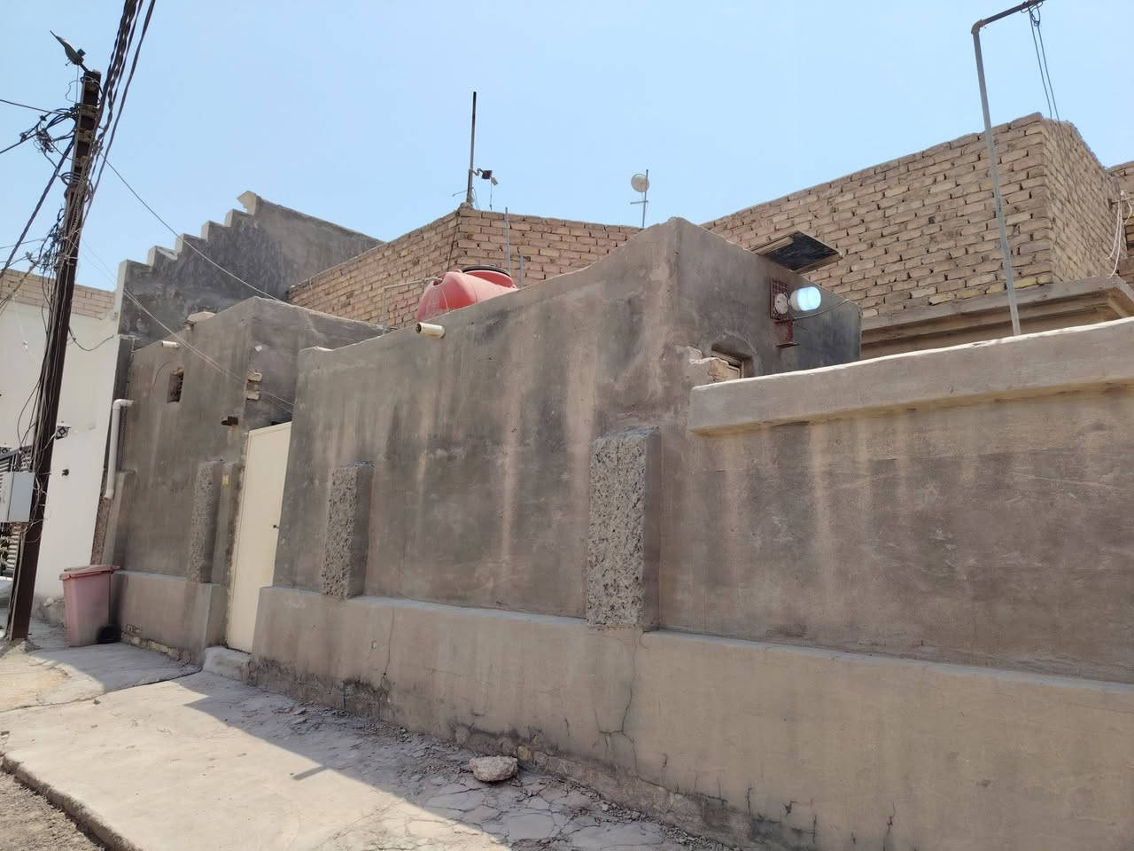 السلام عليكم بيت طابو صرف للبيع حي الشهداء مقابل صاله الوهاج ٢٢٠ متر مع مشتمل خلف التجاري. كافه الخدمات موحوده لتواصل على الخاص او اتصال على رقم ***********
