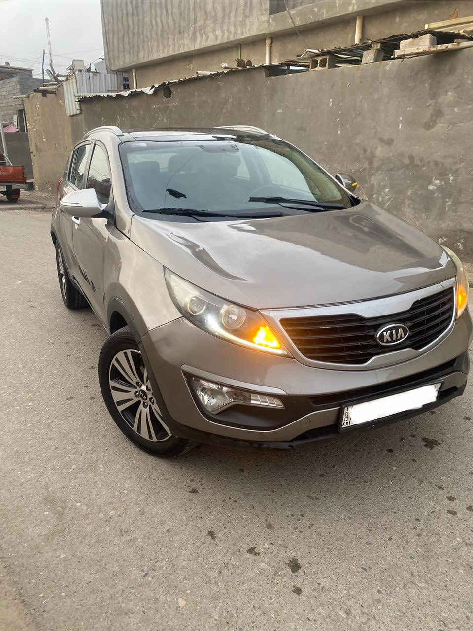 السلام عليكم شباب 
كيا سبورتج موديل 2014 ادوات متوؤمه وجاهزه وبيها حصه كاز 
فول مواصفات للأخير 
فتحة سقف بونراما قطعتين 
بصمة تشغيل 
شاشه جيبره 
مري شفط + اشاير 
كشنات جلد + تدفئه +كهرباء 
حساسات اماميه +خلفيه 
تحكم ستيرن 
كير مكينه بلجيس بلاديه 
السعر ٦٠ 
مكاني بغداد 
***********
