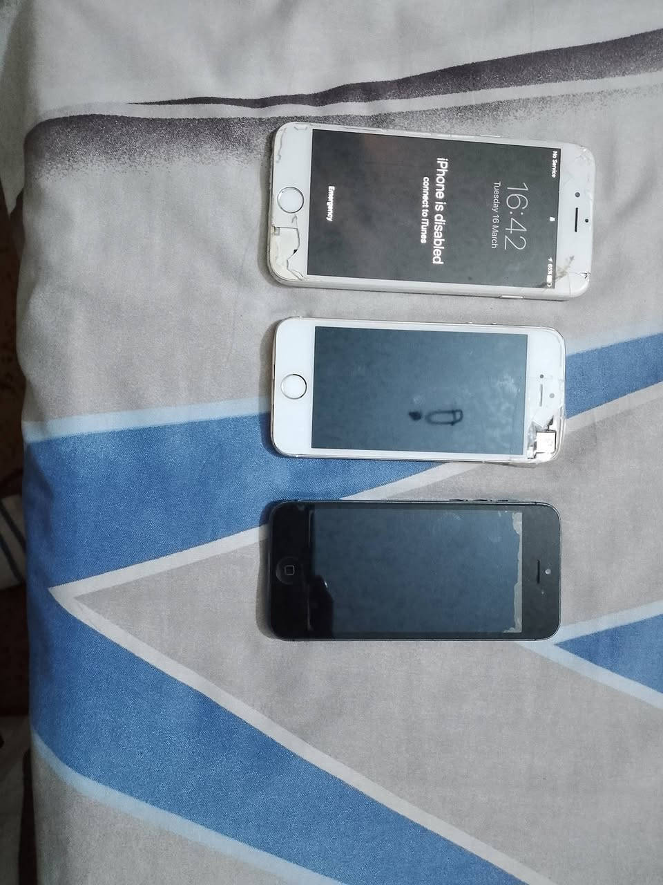 السلام عليكم عندي ٣تليفونات ايفون واحد سكس وثنين فايف يحتاجلهن شاشات للبيع او مراوس بتليفون شغال إذا للبيع السعر ٤٠العنوان الأمين الثانية اسكينه شارع المكاتب رقم الهاتف ***********يوجد واتساب
