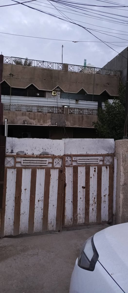 سلام عليكم دار لبيع 
العنوان البلديات شاررع سكه بل بدايه مقابل ساحه ترابيه 
المساحه 285
 الواجهه 9,5
نزال 30
وهاذا رقمي ***********
