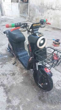دراجة شحن للبيع R9 كاملة كلشي شغال بس بطاريات تعبانة  سعر 200الف للاست...