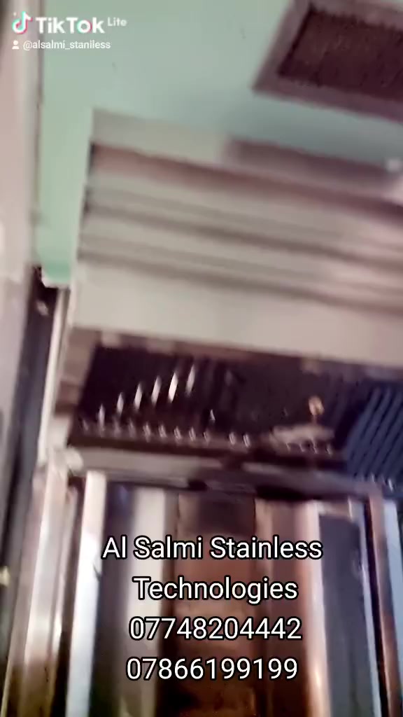 #هودات المكونات والخصائص:
​فلاتر الزيت (Baffle Filters): تظهر الفلاتر المعدنية الرأسية (المخددة)، وهي مصممة لالتقاط الشحوم والزيوت من الأبخرة قبل دخولها إلى مجرى الهواء. هذه الفلاتر قابلة للإزالة والتنظيف بسهولة.
​هيكل الستانلس ستيل: الجهاز مصنوع من معدن مقاوم للصدأ والحرارة، مما يجعله مناسباً لبيئة الطبخ الكثيفة وسهل التنظيف.
​صنبور تصريف (المحبس الأصفر): يظهر في الزاوية اليسرى السفلية محبس صغير، يُستخدم لتصريف الزيوت المتراكمة في المجرى الداخلي للهود.


**إذا كنت صاحب هذا الإعلان وتريد حذفه لأي سبب، رجاءا أرسل رسالة إلى الدعم الفني**