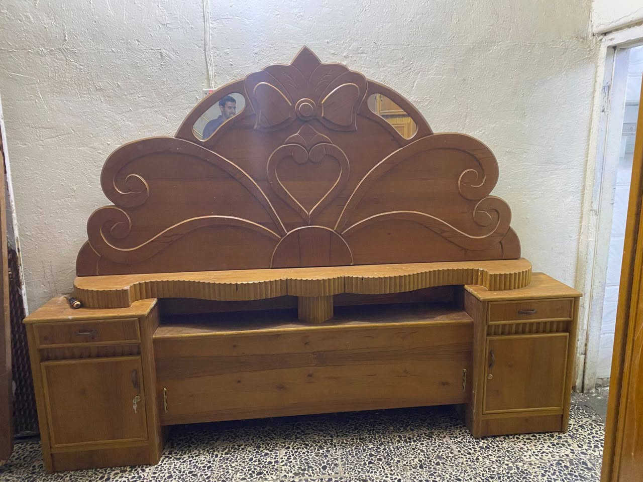 غرفه نوم نضيفه  مكاني شارع فلسطين 
شراي اتصل ***********
