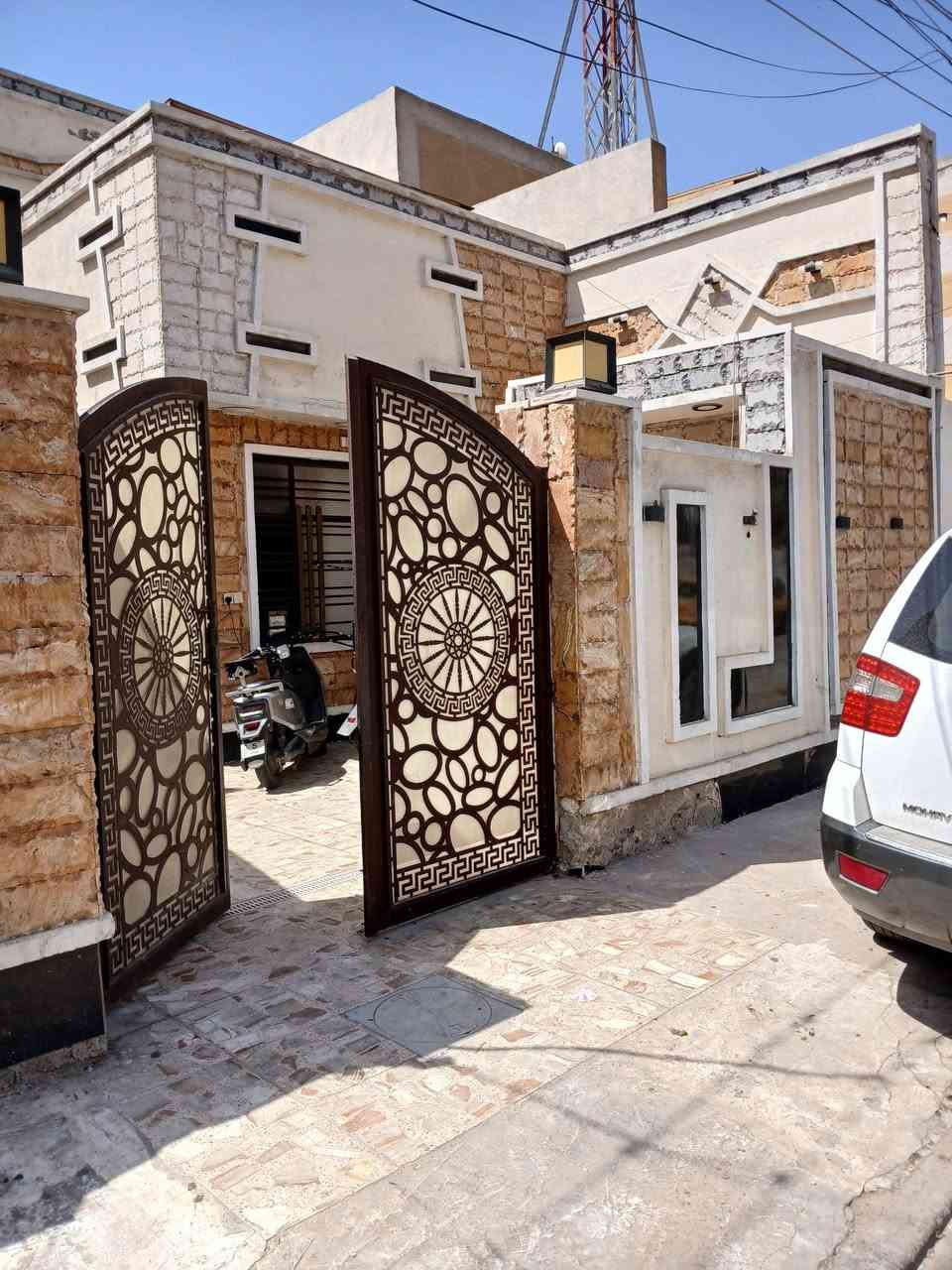 السلام عليكم بيت مساحة 165سند واقح حال 170 متر قاطين 4 غرف مع صاله مع استقبال مع كراج 7 امتار 3 حمام منطقة جميلة الثانيه خلف زامل ابو داطلي ثالث بيت عن الشارع الرئيس عرض الفرع 15متر ***********
