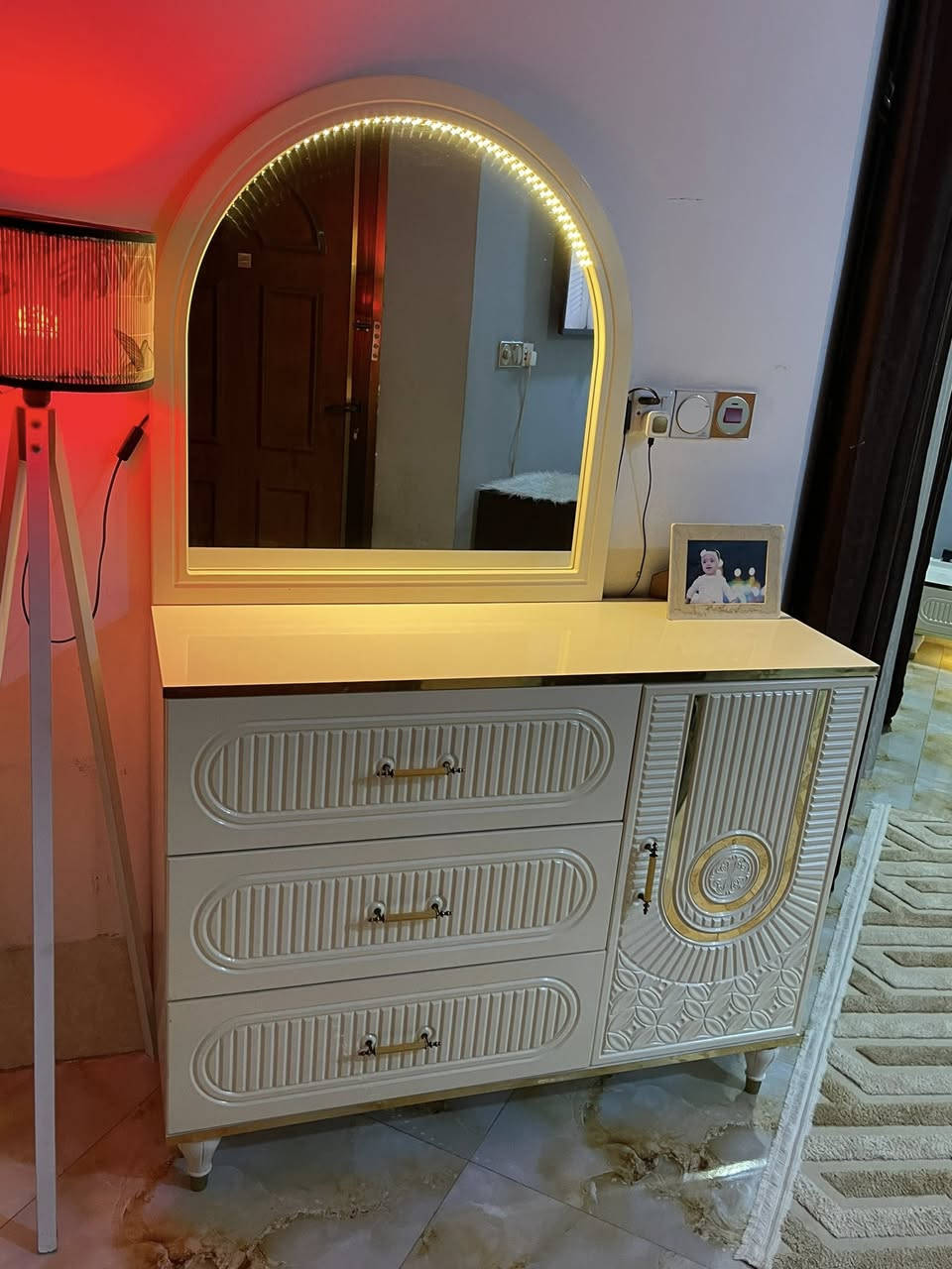 غرفه نوم عدد القطع 9 شغل درجة اولا سيئنسي بدون ضرر  وياها مرايه غيافه  بعد بس اني مشادها تجي بوكس بي مجر ومرايه مفصخها وضامها الغرفه كلش نضيفه السعر 900 وبيها مجال العنوان بغداد جسر دياله الجديد للستفسار اتصل ***********
