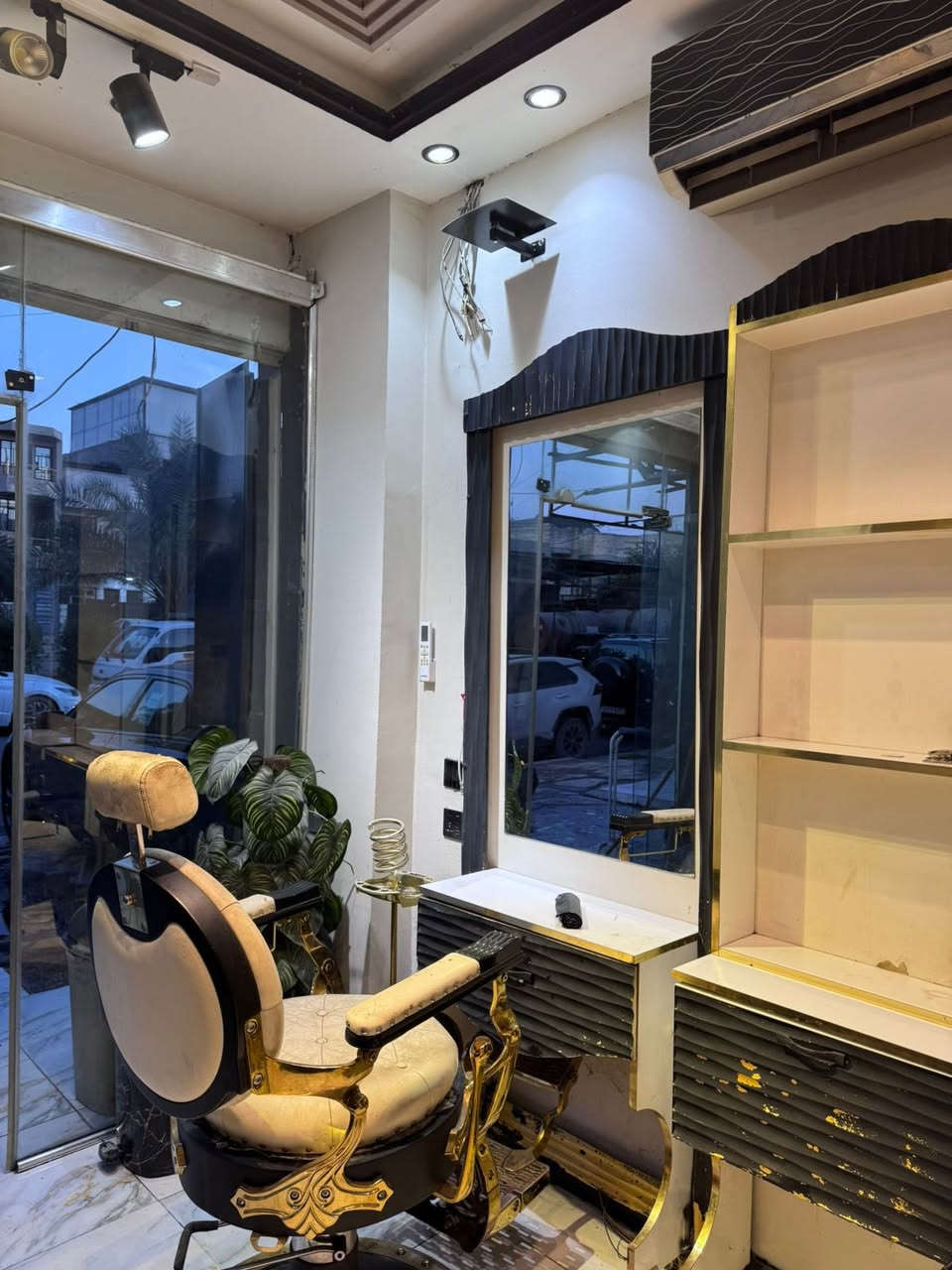 محل حلاقة كامل وجاهز من كلشي
بمنطقة شارع فلسطين قرب المجلس البلدي
معروض للبيع التفاصيل :

 خط كهرباء كامل وطني سحب
مياه حار بارد 
سبالت ثنين
وباقي الغراض والديكور مثل ما موضح بالصور
السعر المطلوب ( ٧ ) ملايين فقط
الايجار ( ٤٠٠ )

فقط تجي وتفتح وتتوكل 
واضمنلك كل زبائن المحل يجون يمك وخير من الله

للاتصال ***********
