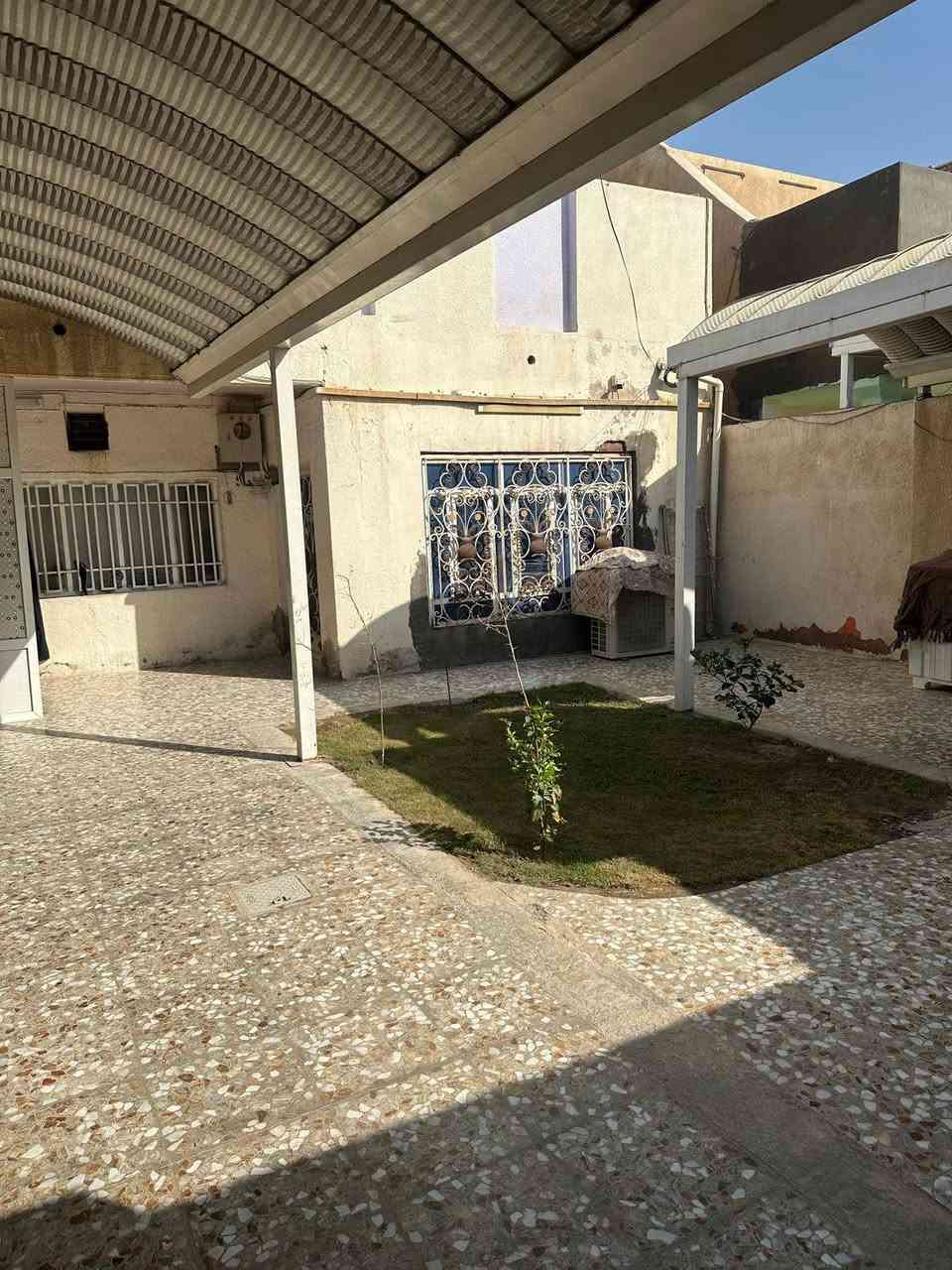 بيت للبيع 250 متر طابق واحد بناء نضيف الاكرمين قرب المدارس غرفتين وصاله ومطبخ وصحيات داخلية وخارجية وحديقه السعر 150 مجال 
للاستفسار مراجعة مكتب الوارث مقابل مدرسه الاكرمين 
أو الاتصال *********** واتساب
