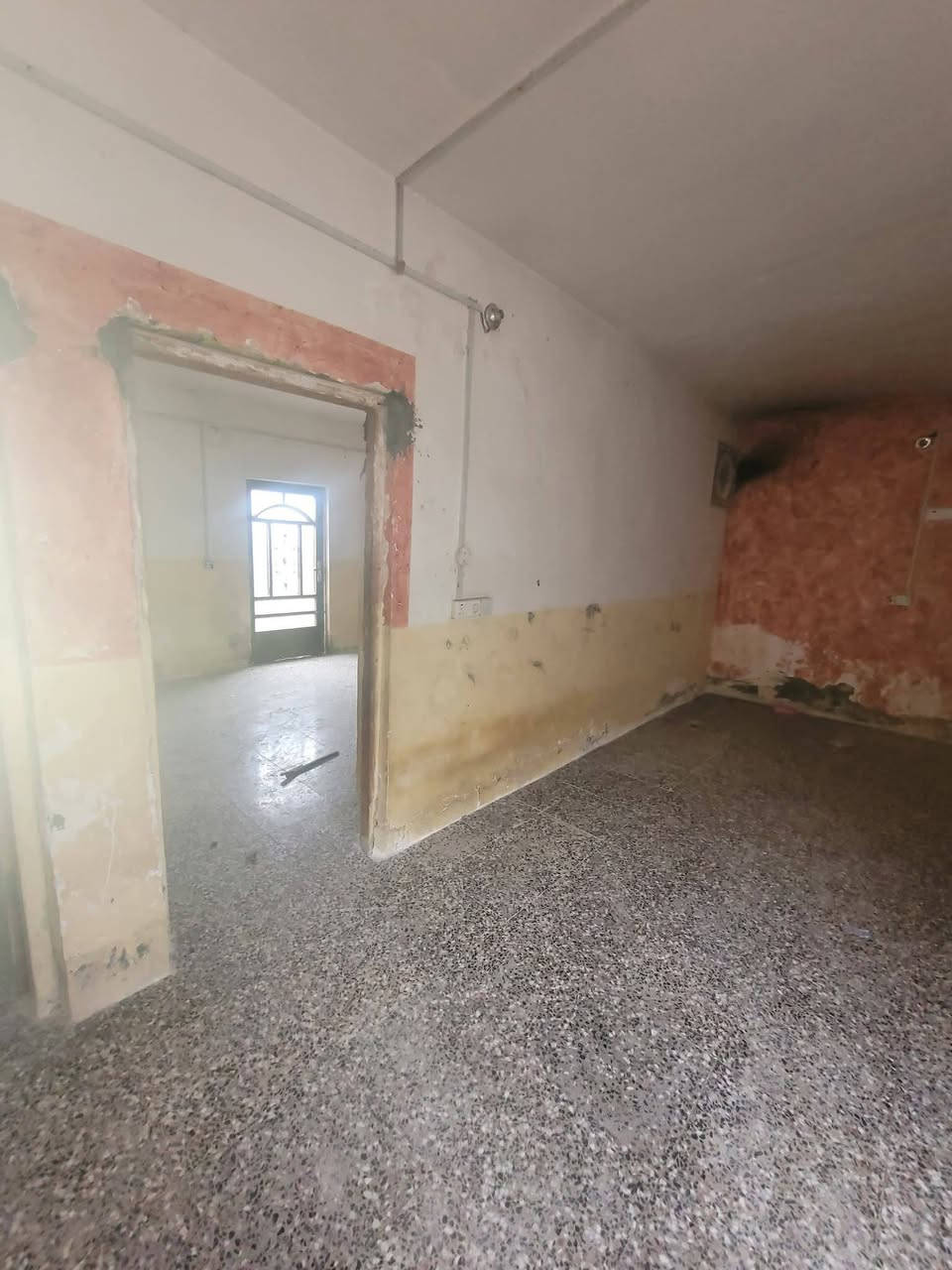 سلام عليكم اخوان بيت للايجار مساحته 200متر  الموقع المحاويل حي ابوسديره قرب المدرسه النجاة قرب المنتز ***********
