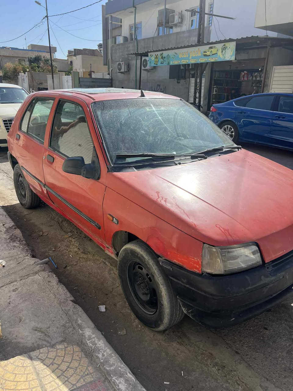 السلام عليكم
رينو كليو موديل 1991 
طخم امامي خلفي جديد 
باتري جديد 
وايرمنيه كلها شغالة
كير بشرط
مكينه بيها فط صرف يعوزها رنكات
سيارة جاهزة مال روحة وجية 
طالب عليها 18 وبيها مجال
للتواصل خاص او اتصل
*********** 
وترهم مراوس هم
