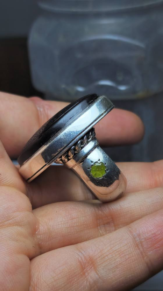 اللهم صل على محمد وآل محمد
خاتم من العقيق اليماني الفاخر لأصحاب الذوق الرفيع 
خامة شفة العبد يمانية خامة ولا غلطة جملتها انامل الاستاذ محمد الهمداني امظاء رفيع خط على الفص المباركة آية الكرسي والمباركة آية النور والاسماء النوارنية للمعصومين الاربعة عشر روحي فداهم والقابهم وختامها سورة التوحيدة العظيمة وبصياغة جدا ثقيلة للأستاذ الطيب علي الغراوي مطعمة بحجر الزبرجد الافريقي في الجوانب قياس الخاتم الحالي ٢٧/ ٢٨ وقياس الفص ٤ سنتم خاتم عملاق بكل ماتحمل الكلمة من معنى ملاحضة السعر مرتفع للبيع فقط السعر على الخاص لطفاً او الاتصال على الرقم   ***********  
مكاني بغداد مدينة الصدر يوجد توصيل لجميع انحاء العراق... بغداد, العراق
