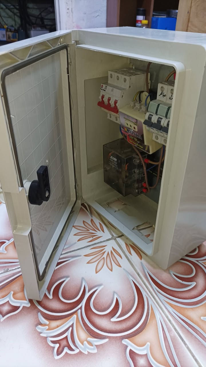 بورد كهرباء جاهز فئة خطين وطني مولدة  امعلم حسب المأشرات اربط 👈🏿 بي حماية عن ارتفاع وانخفاض الڤولتية ... مدة الحماية 5ثواني ... القاطع الرئيسي ثلاثي يقطع عندك  بنفس الوقت الحار والبارد وخط المولدة يعني سيطرة تامة ... السعر 50 الف وبي مجال للشراي ه‍ ***********
