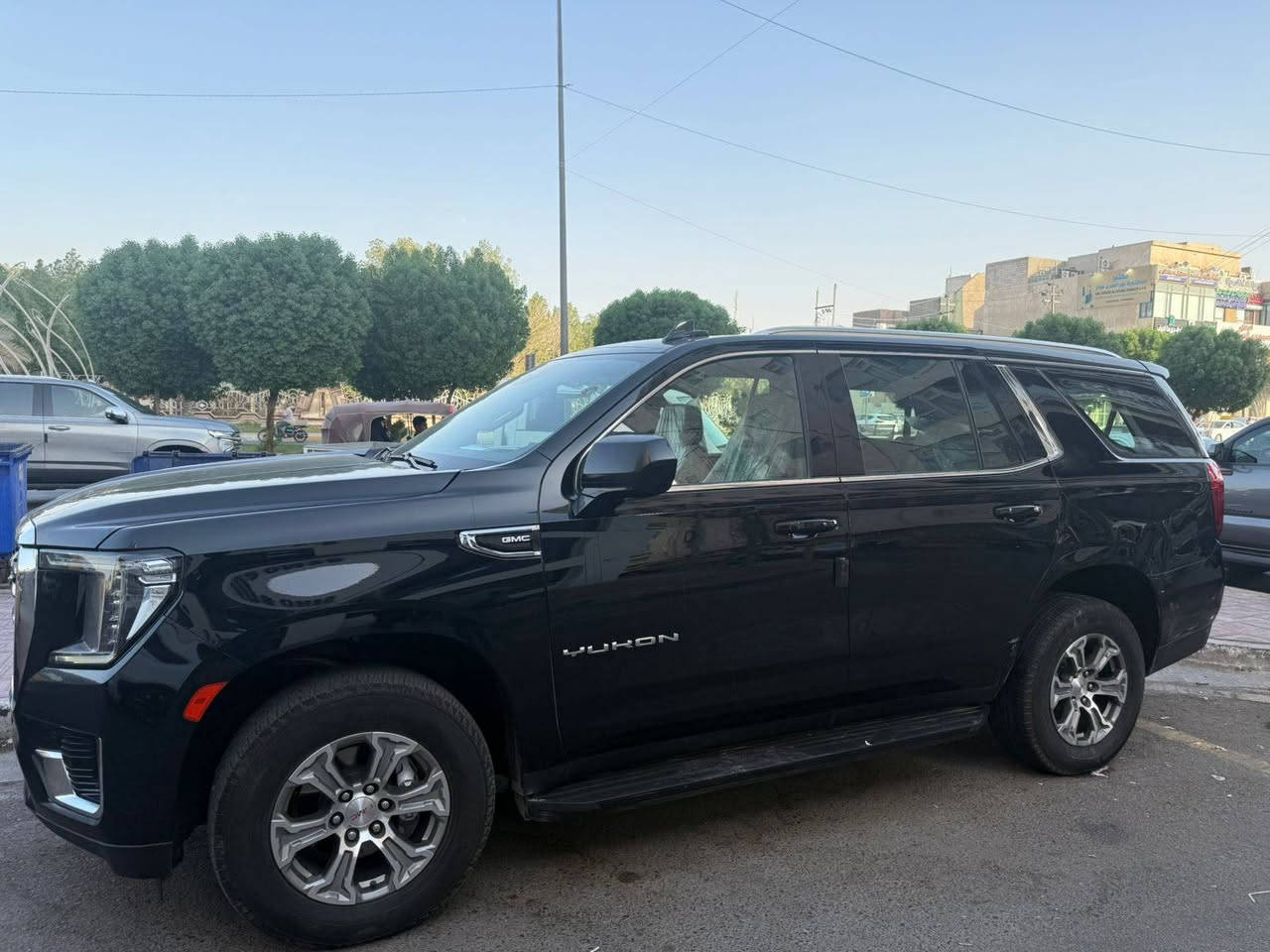 جمسي يوكون مواصفات SLE
سعر 500ورقة قابل للتفاوض 
موديل 2024 ماشيه 49 الف 
بيها طخات ب جاملغ الخلفي اليمين واليسار مرجعات بي دي ار بدون صبغ وموجودات ب الصور
والباقي كفالة على وضع الوكالة 
جداً نضيفه رقم بصرة ب اسمي مداور ثاني يوم***********
