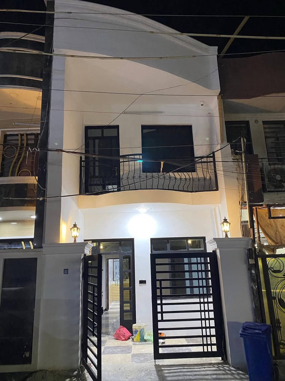 بيت للبيع المساحة75 متر  بناء 2018 ومتحدث 2025 جاهز للسكن
طابقين يحتوي على صالة وحولي وحمام عدد2  غرف نوم عدد3
الموقع حي الجهاد الحمدانية خلف الشارع العام مكان هادئ وشارع عريض 
سعر مناسب175  وبي مجال بسيط 
الاستفسار ***********
