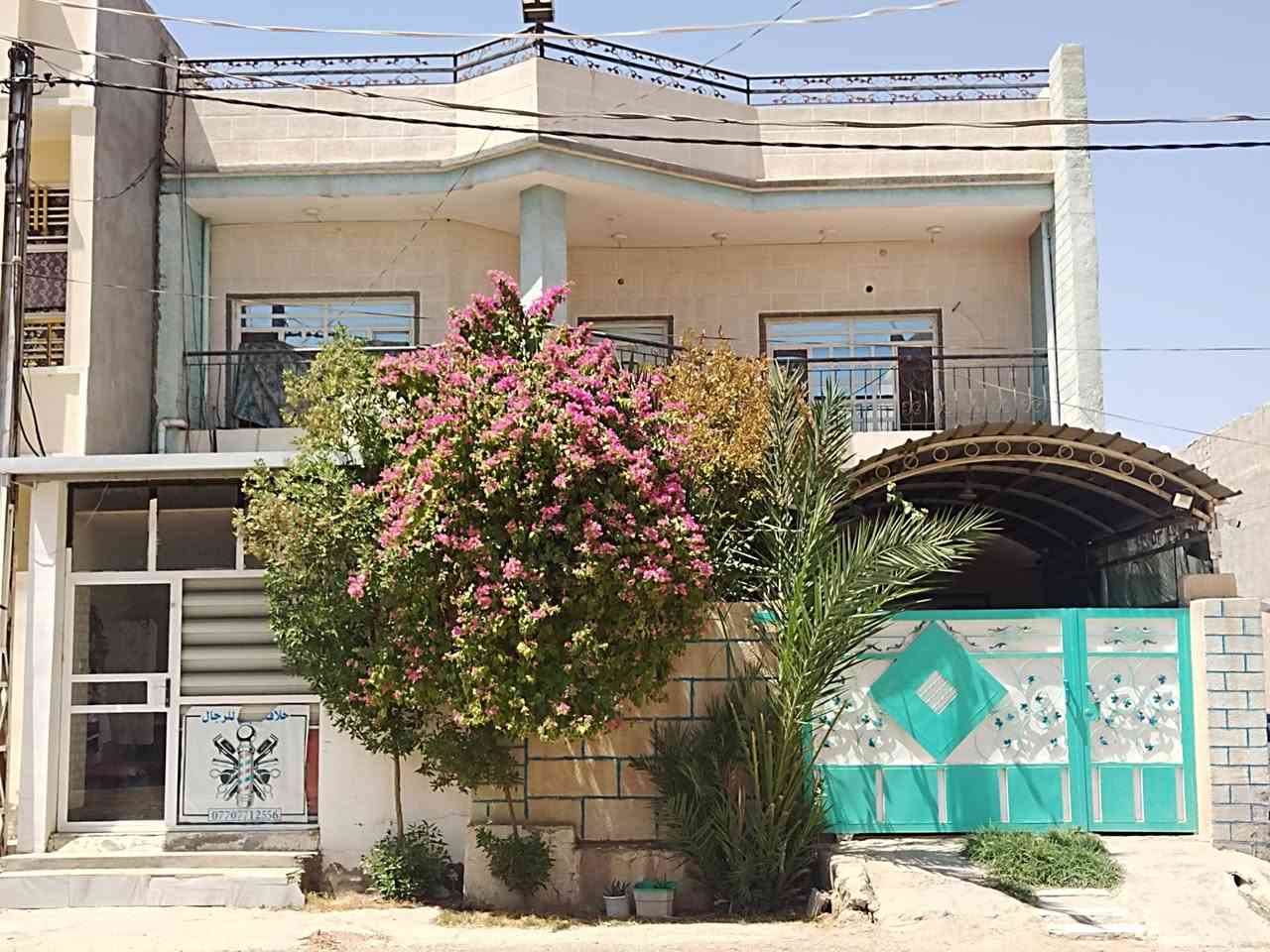 ⭐ دار للبيع 🏠
مساحة :- 200 م

الصنف :- طابو 

منطقة الرحمة (٩٠٠٠) . 

مواصفات البيت / طابقين كاملات فول، الطابق الأول _غرفتين نوم+صالة +استقبال_كليدور +مطبخ+ صحيات / الطابق الثاني _ غرفتين نوم+ صالة+صحيات وبانيو. + سطح اول وسطح ثاني 

بناء البيت ( طابوق، من الداخل 

كلة ابياض، +سيراميك) أمام البيت شارع يعني صاير ع شكل حرف T

ملاحظة *

في البيت يوجد محل مساحته م 3×2.40

للاتصال او الاستفسار عن المعلومات اكثر

اتصل ع الرقم *********** او*********** المراسلة.
