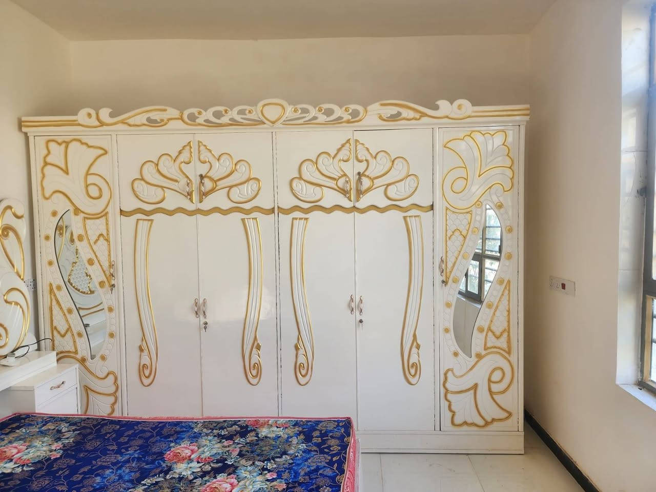 السلام عليكم غرفه للبيع استعماله قليل جديده بعده هيه ودوشك السعر 700 وبيه مجال ***********
