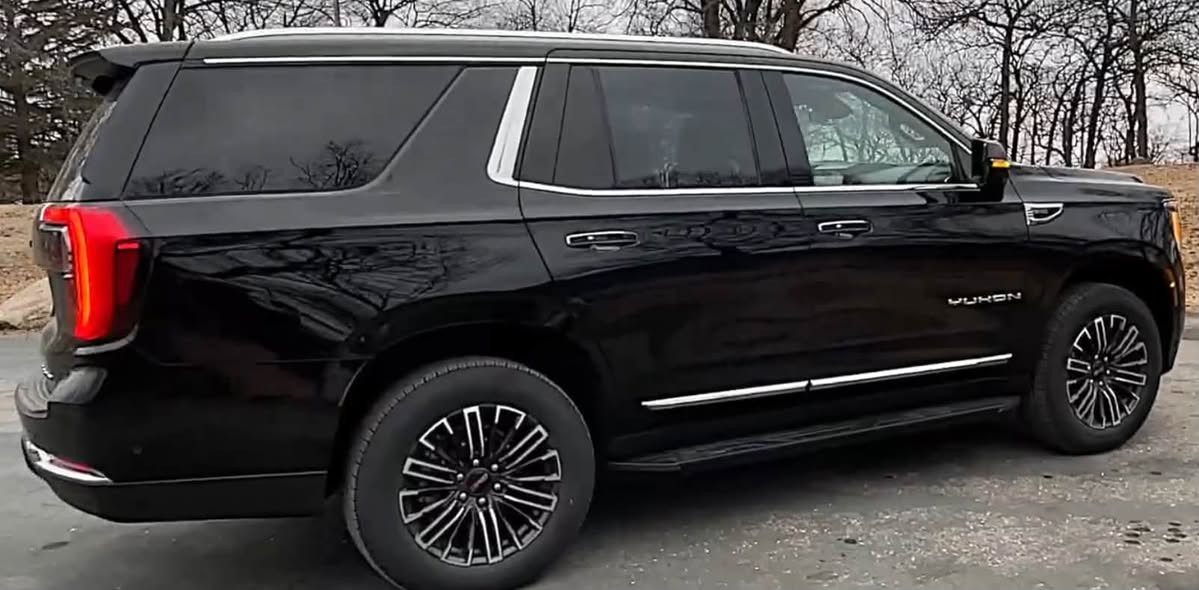 السلام عليكم اخواني الأعزاء
المواصفة التفاصيل
الموديل GMC Yukon Elevation 4WD 2025
نظام الدفع دفع رباعي (4WD)
المحرك V8 سعة 5.3 لتر EcoTec3
القوة 355 حصاناً
عزم الدوران 383 رطل-قدم
ناقل الحركة أوتوماتيكي من 10 سرعات
السعة 8 ركاب (قياسي) / 7 ركاب (مع خيار المقاعد الوسطى المنفصلة)
الوقود بنزين عادي (Regular)
استهلاك الوقود 15 ميل/غالون (مدينة) / 20 ميل/غالون (طريق سريع)
الحد الأقصى للقطر 8,200 رطل
الوزن الفارغ 5,490 رطل

---

2. المواصفات الخارجية

المواصفة التفاصيل
الطول الإجمالي 210.1 إنش
العرض 81 إنش (بدون مرايا)
الارتفاع 76.5 إنش
قاعدة العجلات 121 إنش
العجلات 20 إنش من الألمنيوم
المصابيح الأمامية LED مع إضاءة متحركة (Animated)
المصابيح النهارية LED
الباب الخلفي كهربائي قابل للبرمجة
النوافذ معزولة للصوت وملونة
قضبان السقف جانبية

---

3. المواصفات الداخلية والتكنولوجيا

· شاشة المعلومات والترفيه: 16.8 إنش مع نظام Google المدمج
· شاشة العدادات الرقمية: 11 إنش
· نظام الصوت: Bose بـ 10 مكبرات
· المقاعد الأمامية: قابلة للتدفئة والتعديل كهربائياً
· مقاعد الصف الثاني: قابلة للتدفئة
· المقود: قابل للتدفئة
· مكيف الهواء: ثلاثي المناطق
· شاحن لاسلكي للهواتف
· منافذ USB: في جميع الصفوف الثلاثة
· نقطة اتصال Wi-Fi: 5G
· Apple CarPlay و Android Auto: لاسلكيان

---

4. أنظمة الأمان والمساعدة

· كاميرا محيطية عالية الدقة
· فرامل طوارئ تلقائية مع كشف المشاة وراكبي الدراجات
· تحذير مغادرة المسار و المساعدة في الحفاظ على المسار
· تنبيه النقطة العمياء مع توجيه التدخل
· تنبيه المرور الخلفي مع فرملة تلقائية
· حساسات ركن أمامية وخلفية
· نظام الركن التلقائي
· مثبت سرعة تكيفي (Adaptive Cruise Control)
· مصابيح أمامية عالية أوتوماتيكية
· محدد انزلاق خلفي (Limited-slip rear differential) 
السيارة وارد أمريكي 🇺🇸 
للتواصل والاستفسار ***********
