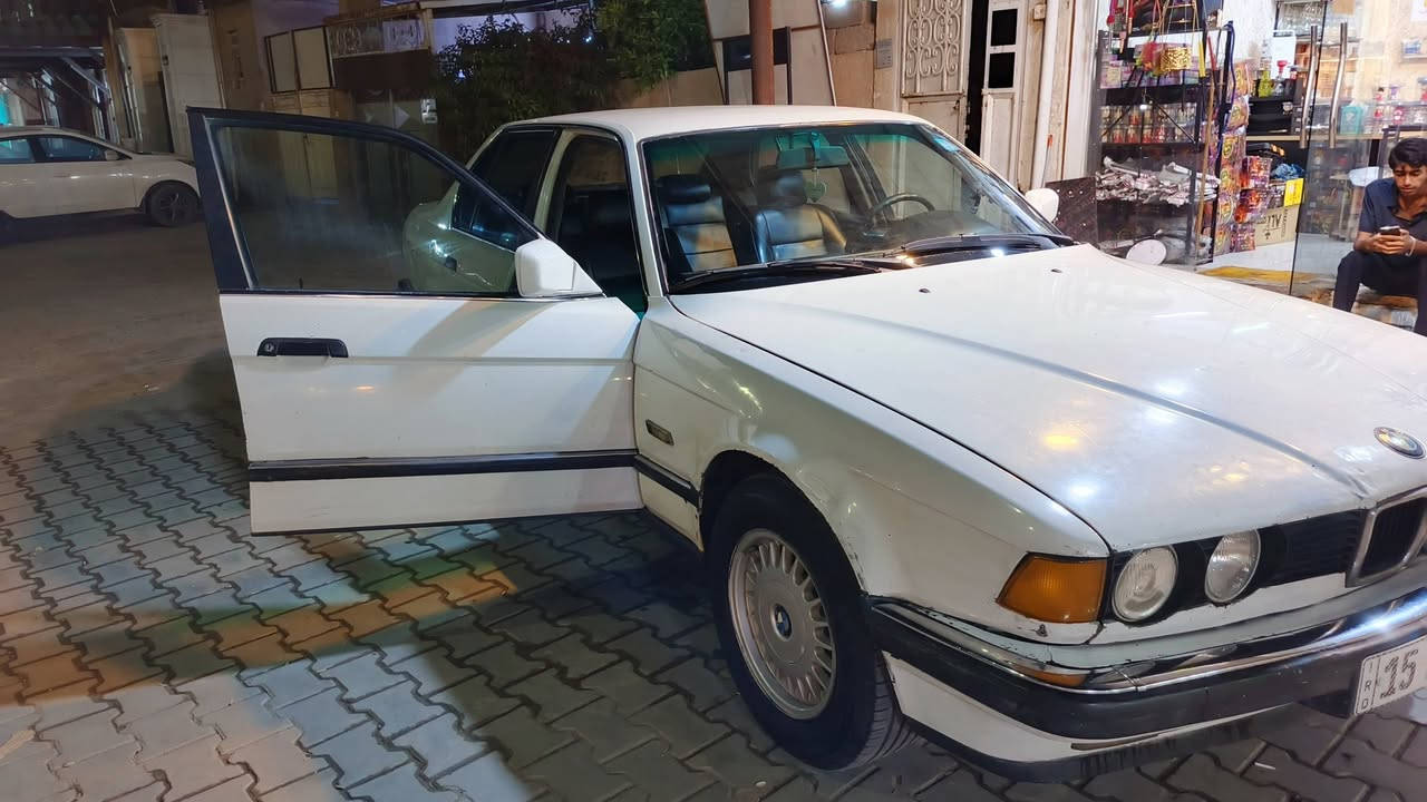 السلام عليكم من رخصة صاحب البيج
للبيع او مراوس 
بي ام دبل يو موديل 1988
 محرك 3500
كير اوتماتيك
تبريد شغال ثلج
 حداديه 65 ٪
كشنات جلد 
لايت ناصي اصفر علي زنون 
رقم انكليزي انبار
هزه جديده 
شرط المداور 
السيارة بسمي
السعر 52 ورقه 
***********
