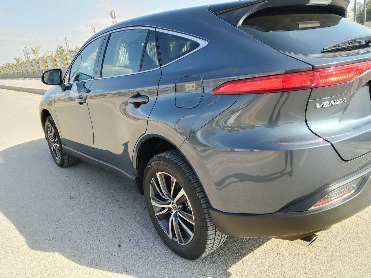 سيارة تويوتا فينزا (LE) موديل 2024،
🚗 للبيع: تويوتا فينزا 2024 LE - فخامة الهايبرد الياباني
​سيارة عصرية تجمع بين أناقة الكروس أوفر وكفاءة استهلاك الوقود المذهلة، بحالة الوكالة (شبه زيرو).
​📊 المواصفات الفنية:
​المحرك: 2.5 لتر، 4 سلندر هجين (Hybrid).
​القوة الإجمالية: 219 حصان.
​نظام الدفع: دفع رباعي مستمر ذكي (AWD).
​ناقل الحركة: أوتوماتيكي (ECVT) لسلاسة تامة في القيادة.
​كفاءة الوقود: اقتصادية جداً (بمعدل يصل إلى 17-20 كم/لتر تقريباً).
​✨ أهم المميزات والإضافات:
​الإضاءة: مصابيح LED أمامية وخلفية بتصميم حاد وعصري.
​التكنولوجيا: شاشة معلومات وترفيه مقاس 8 بوصة تدعم Apple CarPlay و Android Auto لاسلكياً.
​الراحة: مقعد سائق بتحكم كهربائي، تشغيل بصمة (Push Button Start)، ودخول ذكي.
​الأمان (Toyota Safety Sense 2.5): * نظام الرادار لمنع التصادم.
​تنبيه الخروج عن المسار مع المساعدة في التوجيه.
​نظام مراقبة النقاط العمياء (BSM).
​كاميرا خلفية عالية الدقة.
​العجلات: رينجات ألمنيوم قياس 18 إنش بتصميم مميز.
​💰 السعر وحالة السيارة:
​الحالة: [مستعملة نظيفة" ].
​السعر المطلوب:(240) ورقه(قابل للتفاوض البسيط).
​المكان: [ديالى بعقوبه حي المعلمين].
​📞 للتواصل والاستفسار:
(***********)
(***********)
