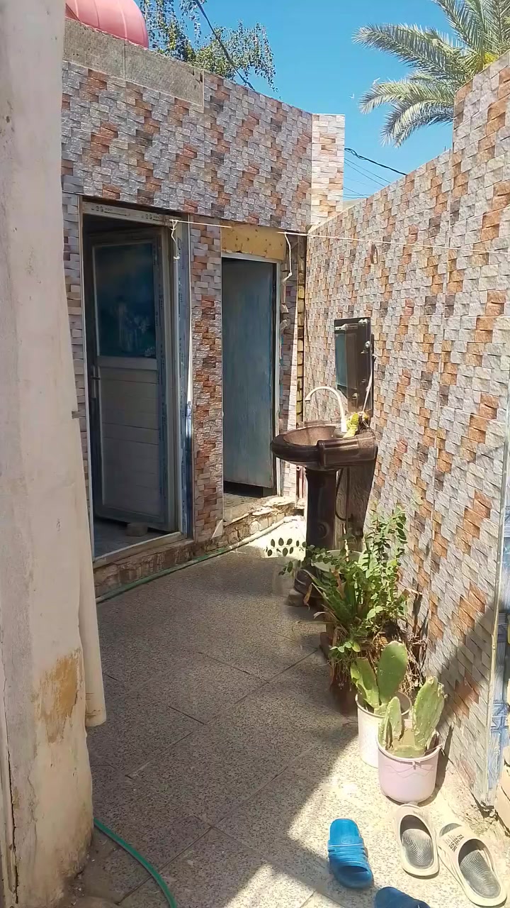 السلام عليكم 
بيت للبيع بحي الجاسمية يم بزل البو ناصر قرب مولده صلاح
مكون من غرفتين وصاله واستقبال ومطبخ وصحيات خارجية البناء بلوك والصحيات والحايط المامي طابوك مساحتة 150
السعر 40وبي مجال 
الرقم ***********
بي واتساب ومتواجد بل فيس
