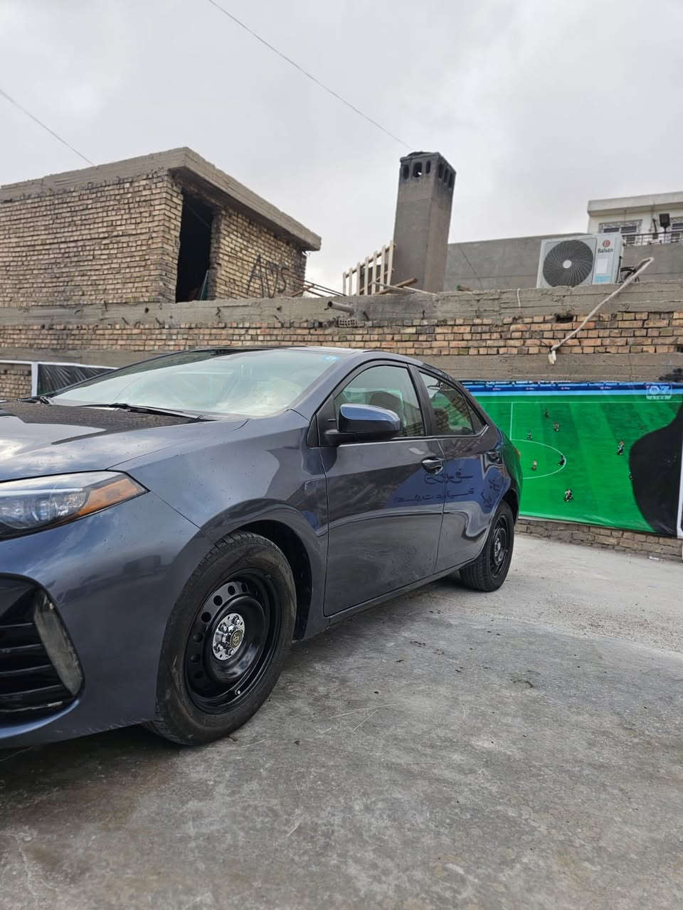 🚗 للبيع: تويوتا كورولا 2018 (نظيفة جداً)
المواصفات العامة:
• الموديل: 2018.
• اللون: رمادي غامق (فئراني) مميز.
• المحرك:1.8 لتر (اقتصادي جداً في استهلاك الوقود).
• ناقل الحركة: أوتوماتيك CVT.
🔹 المواصفات الخارجية (كما تظهر في الصورة):
• الواجهة الأمامية: التصميم الحديث مع شبك رياضي أسود.
• الإضاءة: أنوار أمامية عدسات مع إضاءة نهارية LED.
• الحساسات: رادار أمامي (يظهر خلف شعار تويوتا) وكاميرا خلف المرآة الأمامية (أنظمة مساعدة السائق).
• المرايا: مرايا جانبية بنفس لون السيارة مع إشارات انعطاف.
🔹 المواصفات الداخلية والأنظمة:
• التحكم: تحكم من المقود (ستيرينغ فول).
• أنظمة الأمان: نظام الفرامل المانع للانغلاق (ABS)، وسائد هوائية متكاملة، ونظام الثبات الإلكتروني.
• الرفاهية: شاشة معلومات، مكيف هواء قوي (حار/بارد)، ومنفذ USB/AUX.
🔹 حالة السيارة:
• اللوحات: رقم بغداد
• البودي: يظهر بحالة جيدة جداً ولامعة.
•ماشية90الق
💰 السعر المطلوب128$]
📍 مكان التواجد: [بغداد]
📞]
ملاحظة: بما أن السيارة تحتوي على رادار وكاميرا أمامية (تظهر في صورة الزجاج الأمامي)، تحتوي على أنظمة متطورة مثل تنبيه الخروج عن المسار أو رادار التصادم،


**إذا كنت صاحب هذا الإعلان وتريد حذفه لأي سبب، رجاءا أرسل رسالة إلى الدعم الفني**