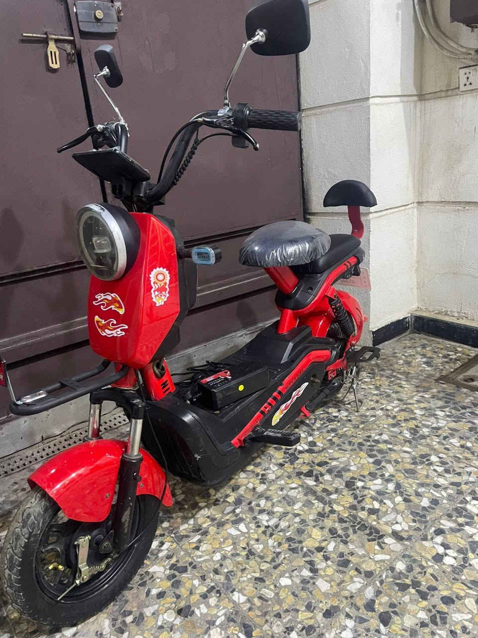 ااسلام عليكم دراجه نضيفه كلش 
حجم 14
بطاريات بحاله جيده 
كهربائيات كلهه شغاله
مرايات 
شاحنه جديده 
تايرات جدد 
عرضهه 225
***********
