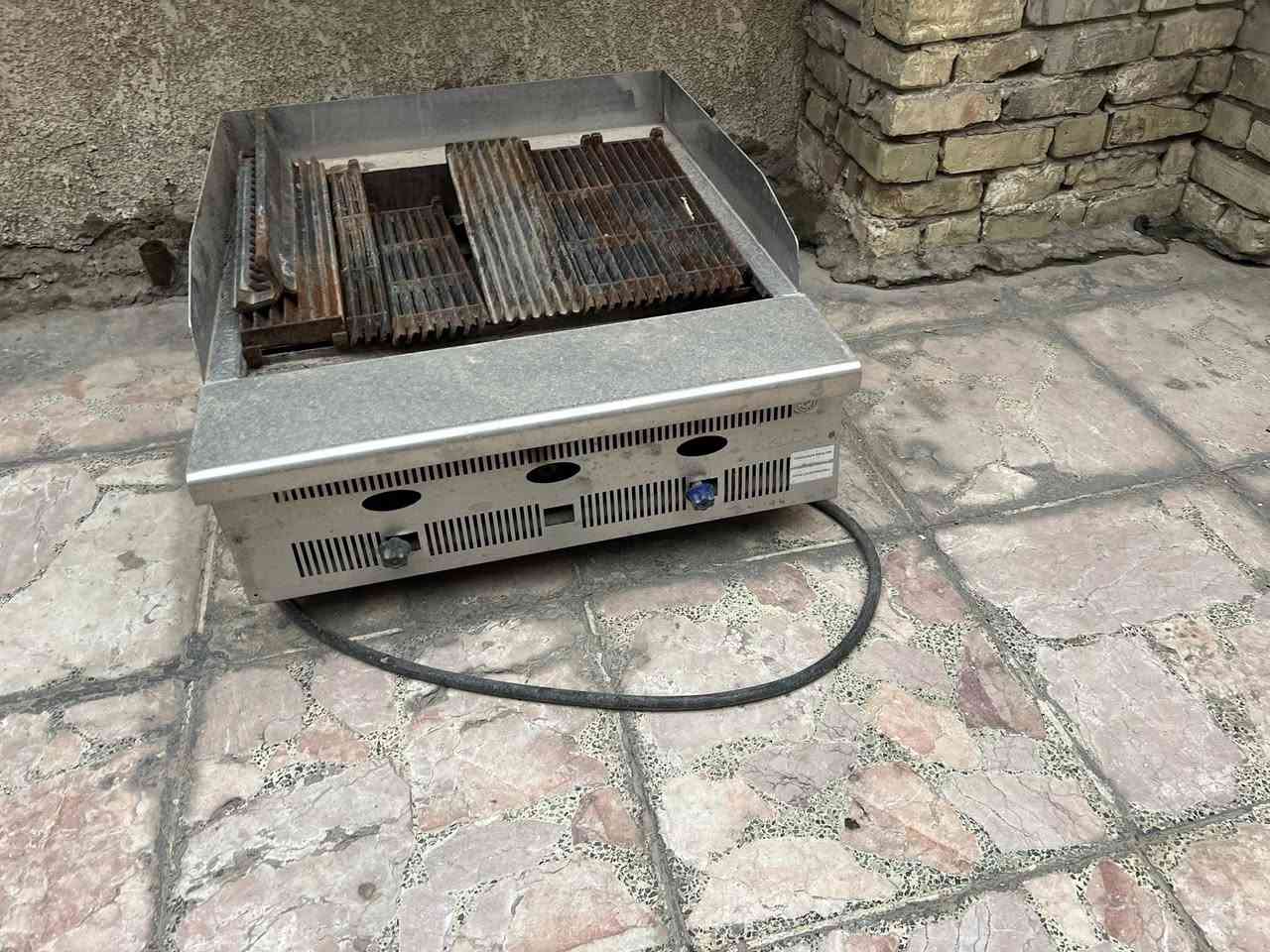 شوايه بركر نضيفه مسخدمه قليل
الاسكان شارع مستشفى الطفل 
السعر ٢٢٥ وبيه مجال قليل 
التصال : ***********
