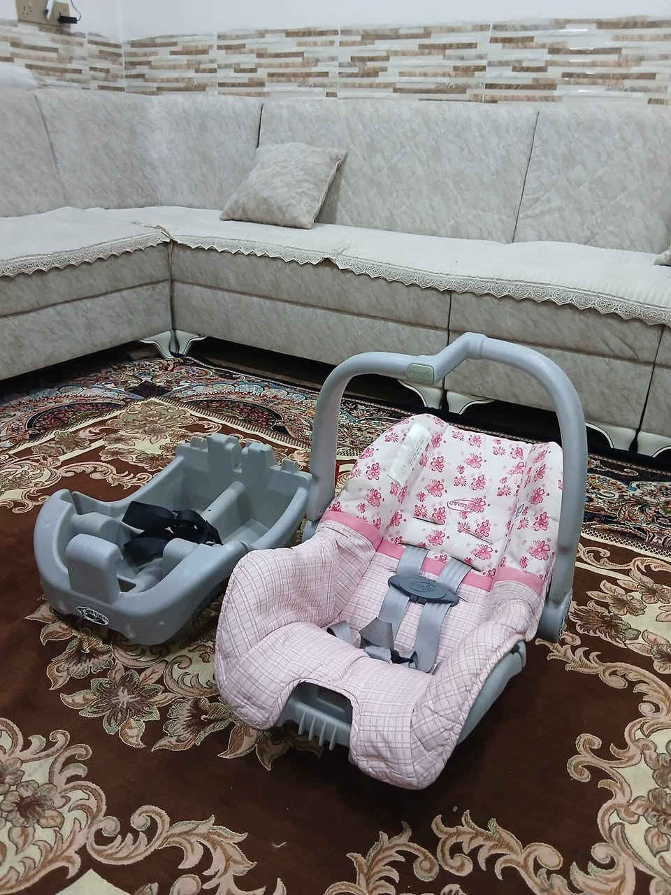 کاریکۆتی مناڵ وەک کورسی ناوسەیارەش بەکاریەت ئەوروپیە مارکەی evenflo زۆر تازەو بێعەیبە ، قاعیدەکەی خۆی لەگەڵایە ، قایشی بەستنەوەی هەیە ، زۆر تۆکمەیە و لەتازە لەدایک بوەوە بۆی ئەبێ تانزیکی دوساڵ
سعریشی زۆر گونجاوە قفڵی 15 هەزارە بێ معامەلە
سلێمانی ، گەیاندن هەیە*********** السليمانية, العراق

