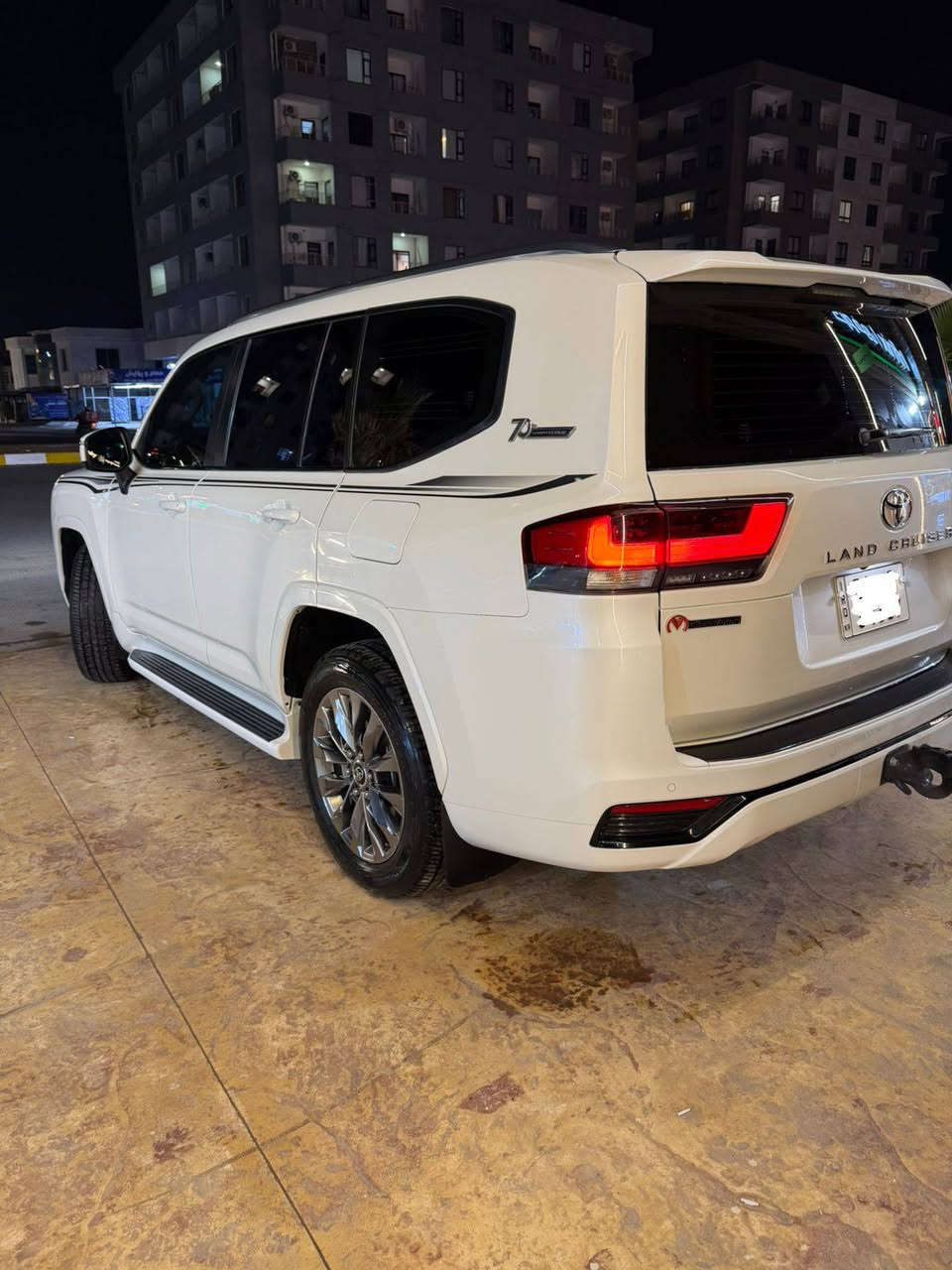 لاندكروز : 2022
الفئة: gxr ثلاث شاشات تطبيق 
المحرك: تنفس طبيعي
المواصفات: فول 
الممشى: 65 الف كم
الوارد: شركة ساز
الحالة: صفر – نظافة عالية
المواصفات:
بصمتين شركة
سلايد
شغال
كاميرا
نظام صوت
حساسات 360 درجة
زراك لايت
شاشة كبيرة
كراسي جلد بلاد
كراسي تبريد وتدفئة
شاشات خلفية بلاد
كراسي كهرباء عدد 2
صندوق كهرباء
ثلاجة
باقي المواصفات المعروفة
التحويل: بشرط التحويل
الضمان: مكفولة ماعدا ربع بنيد صبغ فقط حتى الدعميات بشرط 

موقع السيارة: أربيل
للاستفسار:***********
