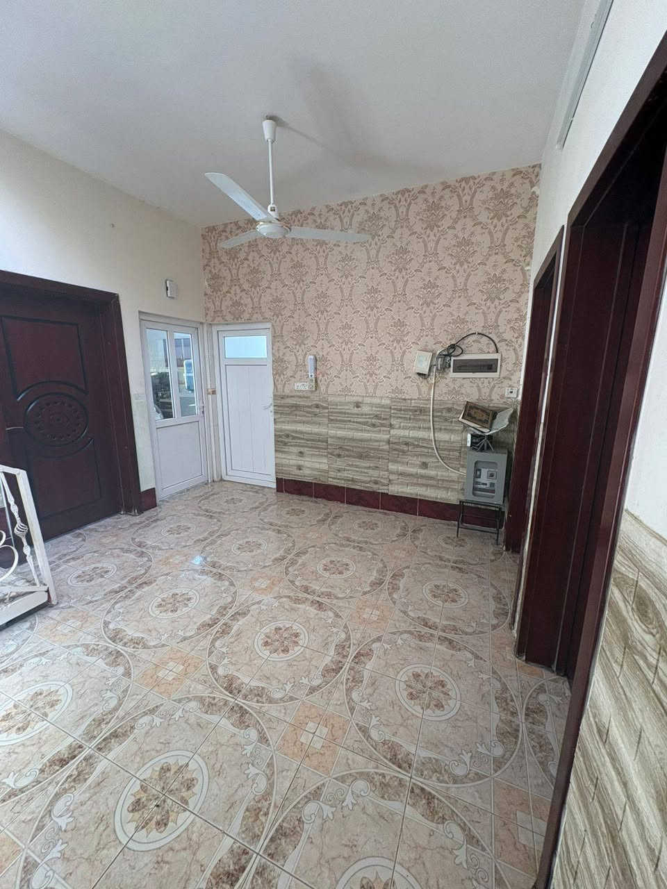 بيت للبيع
المساحه 140 طابق واحد طاپو 
الموقع  حي رمضان
محتويات البيت : استقبل - مطبخ _ صاله داخليه - غرفتين نوم- حمام داخلي - صحيات داخلي وخارجي - كراج

للاستفسار خاص او اتصل ***********
