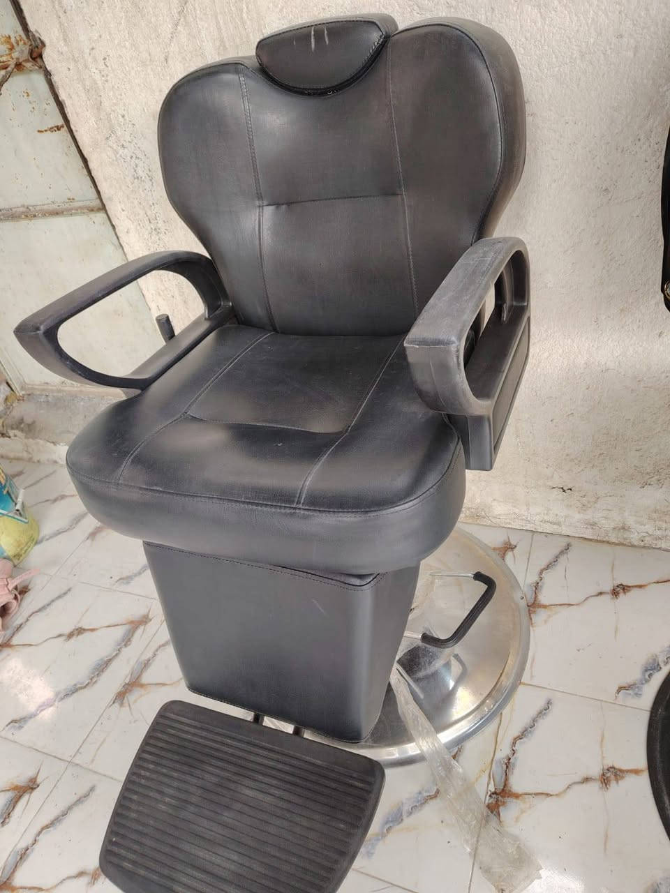 كرسي حلاقة للبيع ونظيف وشغال مكان بابل مدينه القاسم //*********** //***********
