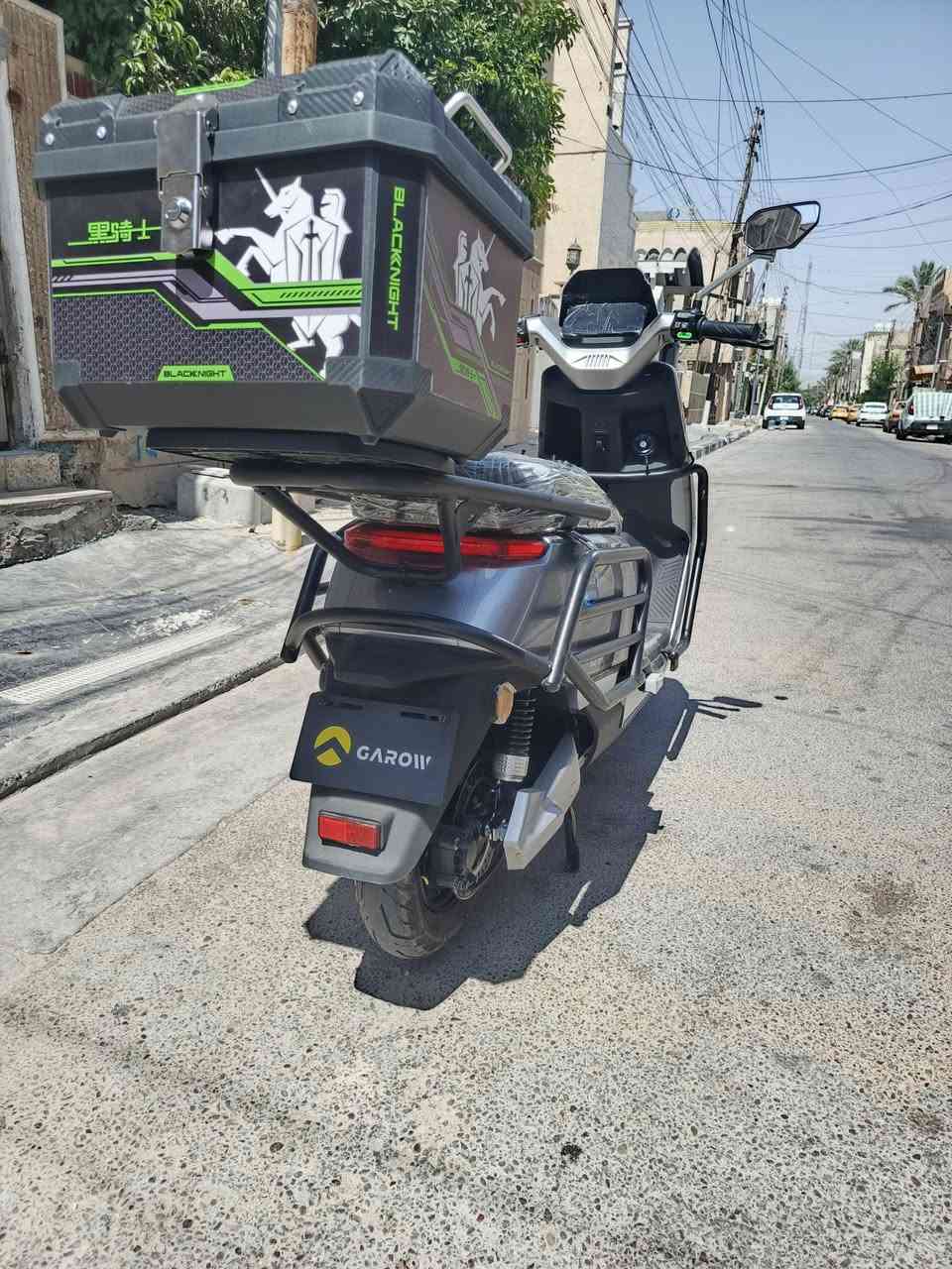 السلام عليكم
دراجة GAROW  كارو من شركة تيسلا  اخر اصدار واحدث شي 2026 تاريخ الشراء 2026/5/20  اخوان الدراجه ماشية الف و 200 بس بعدها اخت الزيرو يعني تاخذها نضافة زيرو مابيها اي نقص او عطل نهائيا اشتريتها بمليون و 400 اريدها بمليون و 100  الوصل موجود
اخوان المواصفات خاصة تختلف تماما عن باقي الدراجات 
1- فتح الصندوق كهربائي
2- الصندوق بي حساس اله تصعد عليها ياله تمشي 
3-  الاشارات من تشغلهن يمنة او يسرة يطفن اوتماتيكي من تعدل الستيرن
4- دبل اشارة 
5- مثبت سرعة 
6- ملف 2000 
7- شاشة ايباد 
8- لايتات كلش عاليات قويات عبالك مال سيارة تختلف تماما عن باقي الدراجات وبيهن رماش
9- درع كامل وجنطة 
10- ستاند كهربائي تنطفي تلقائيا بعد 5 ثواني من تنزل الستاند 
11- دبل كارت دبل سويج دبل مفتاح للجنطة الخلفية
12- بطاريات عدد 6 كرافين 
13- تشغيل كارت ورمز بس الرمز ما اعرف شلون اسوي 
14- بلوتوث
15- الشاحنه ذكية اصلية
 تدعم الشحن السريع وتفصل تلقائيا من تنملي البطارية
16- الستيرن يقفل من اطفي الدراجه
...... وبعد بيها مواصفات بس ما اعرفهن
مكاني بغداد الشعب للتواصل هذا رقمي واتساب واتصال سيم كارت ‏‪***********‬‏
