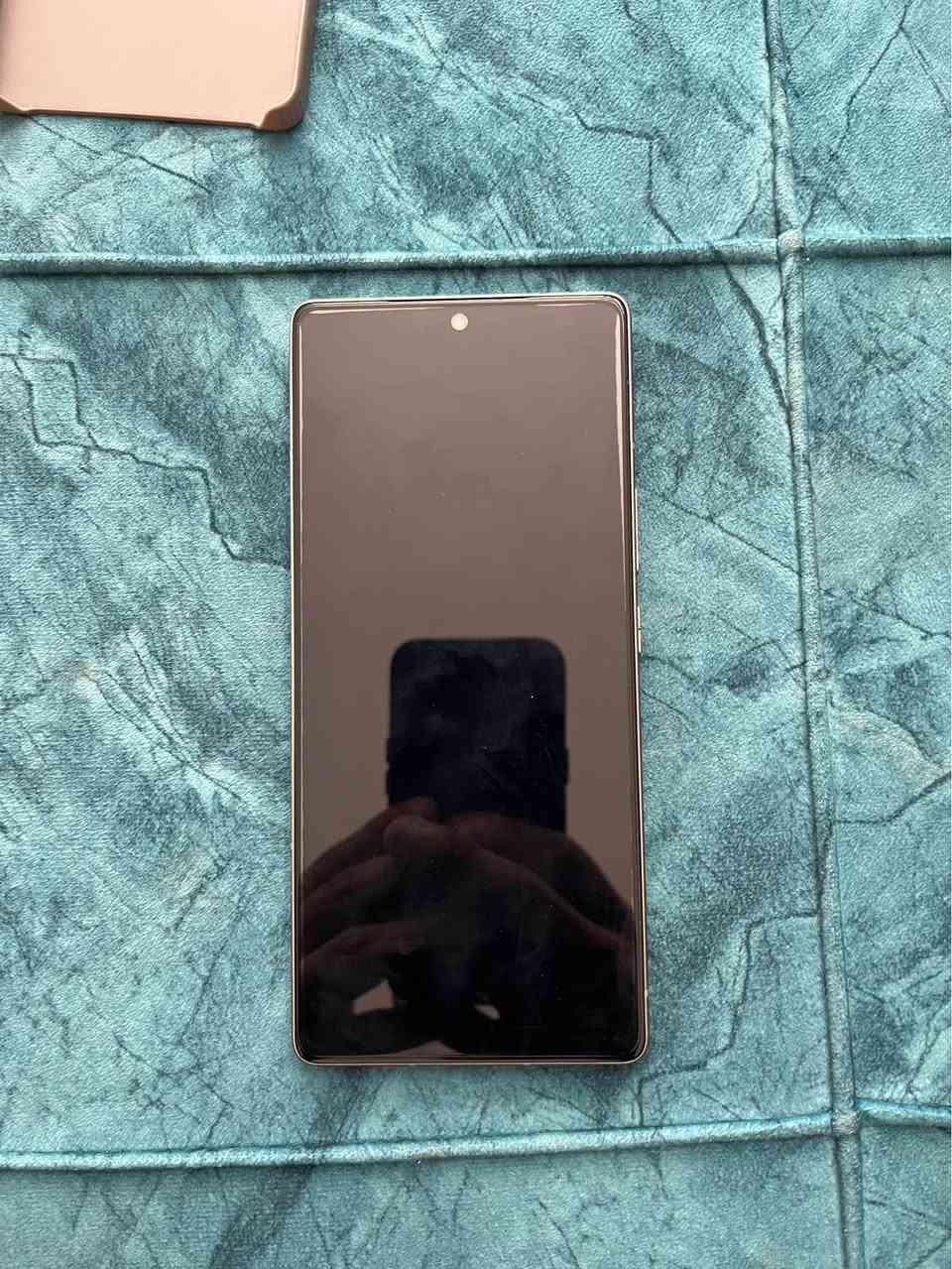 للبيع Infinix Note 50 Pro+ 5G

• الشاشة: AMOLED حجم 6.78 إنج، دقة FHD+، معدل تحديث 144Hz
• المعالج: MediaTek Dimensity 8350 Ultimate (يدعم 5G)
• الذاكرة: 12GB RAM + 256GB تخزين
• الكاميرا الخلفية: 50MP رئيسية OIS + 50MP تقريب بصري 3X + 8MP عريضة
• الكاميرا الأمامية: 32MP
• البطارية: 5200mAh
• الشحن: سريع 100W + شحن لاسلكي 50W
• الشبكات: 5G / 4G / 3G
• الصوت: سماعات ستيريو من JBL
• الحماية: IP64 مقاوم للغبار ورذاذ الماء
• البصمة: تحت الشاشة
• النظام: Android 15 + XOS 15

📦 الحالة: جديد صار 15 يوم من اشتريته والوصل مالته موجود 
💰 السعر: 295 الف وبي مجال 
📍الجهاز جداً نضيف وكل ملحقاته موجودة النجف, العراق


**إذا كنت صاحب هذا الإعلان وتريد حذفه لأي سبب، رجاءا أرسل رسالة إلى الدعم الفني**