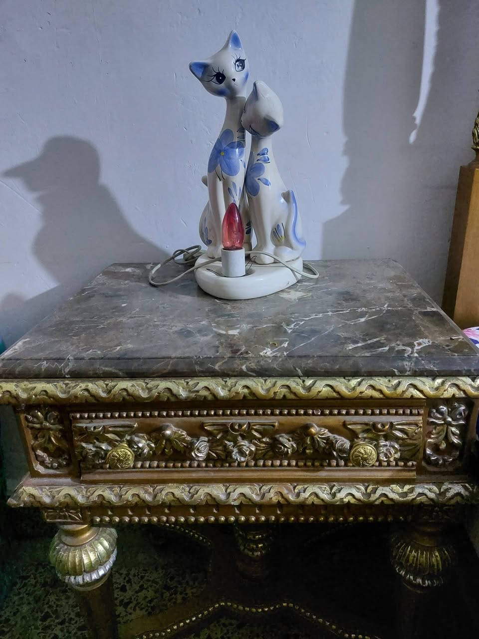 غرفة اخشاب زان مصري انتيكة مع حجر مرمر ٦باب..
اخت الجديدة....بمليون وربع ..وبيهة شي بسيط...
الشعب ***********
