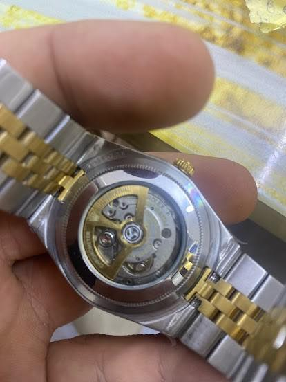 للبيع: تحفة رولكس الجديدة (إصدار 2025) ⌚
لعشاق التميز والفخامة، متوفرة الآن ساعة Rolex Oyster Perpetual Land-Dweller، الإصدار الأحدث والأكثر لفتًا للأنظار.
المواصفات الفنية:
• الموديل: Land-Dweller (أحدث موديلات رولكس).
• الجودة: ماستر كواليتي (Master Quality) من مصنع Clean المعروف بدقته.
• المعدن: فولاذ مقاوم للصدأ نوع 904L (نفس المعدن المستخدم بالأصلي، ثقيل ومقاوم للخدش).
• المكينة: أوتوماتيكية (Automatic) بنظام Open Heart (المكينة مكشوفة من الخلف والوجه)، تعطي لمسة ميكانيكية مذهلة.
• المينا (Dial): تصميم خلية النحل (Honeycomb) بلون ملكي مع أرقام عربية مميزة.
• الحالة: جديدة.
التفاصيل الإضافية:
الساعة تتميز بتصميم (Two-Tone) يجمع بين الفضي والذهبي، مما يجعلها مثالية للمناسبات الرسمية وبيئة العمل المهنية.
💰 السعر المطلوب: 175$.
📍 المكان: بغداد .
للجادين بالشراء، يرجى المراسلة على الخاص.
*********** واتساب
