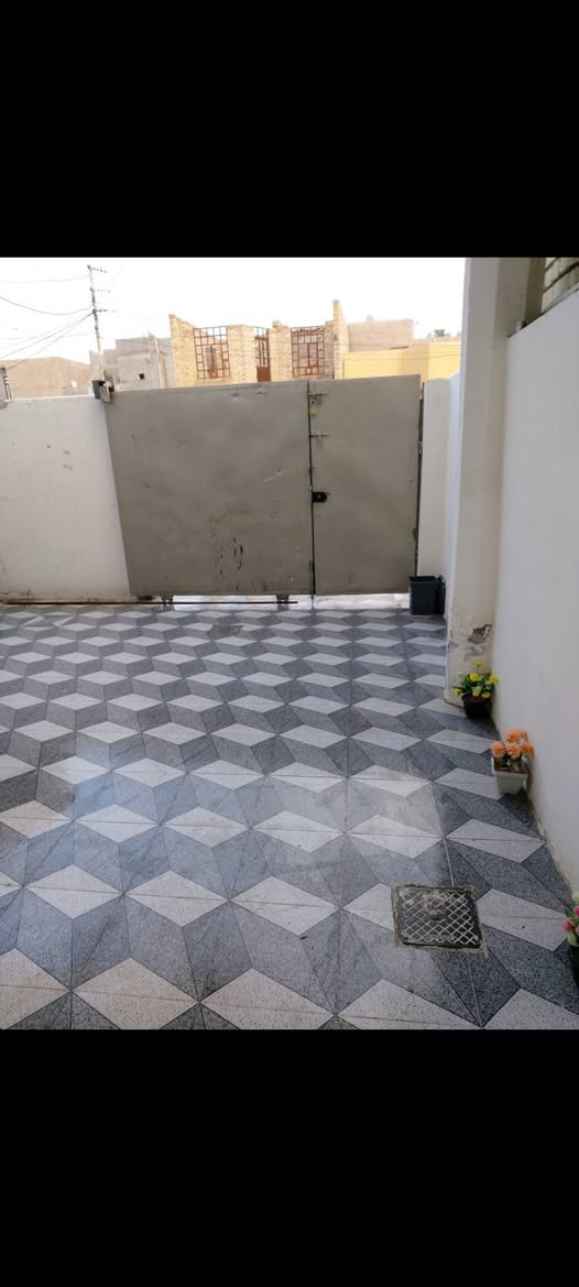 بيت للبيع في صقلاويه الشهداء الثانيه المساحة ١٤٥متر طابقين طابق الأول غرفه نوم وصاله ومطبخ وحمام واستقبال وطابق الثاني غرفه نوم وصاله وحمام شارع ١٢ وبشارع جامع الشيخ عبدالقادر الكيلاني طابو سند صرف باسمي بناء طابوق السعر  ٧٥ (***********)(***********)
