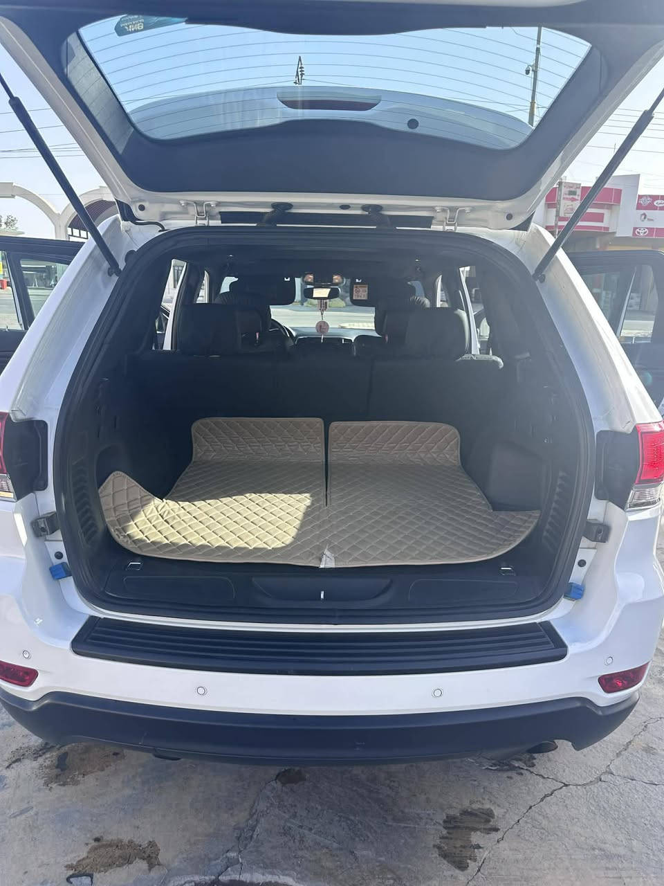 السلام عليكم جيب لاريد فول 21 خليجي كفاله عامه رقم بغداد ماشيه 90 سياره جديده حيل ما بيها اي نقص بيع ومراوس 
ذي قار الفجر 
تلفون ***********
السعر 265
