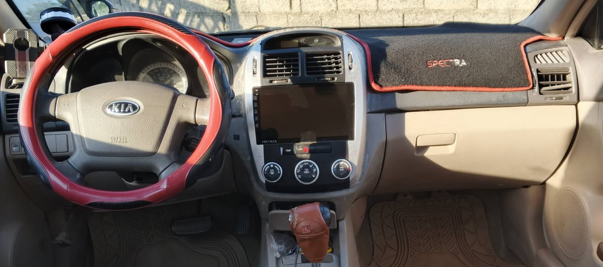 السلام عليكم 
كيا سبكترا محرك 2000 موديل 2007 رقم بغداد انگليزي سنوية بأسمي لل29 مصفرة هيئة وغرامات 
گير و محرك خير من الله حدادية امامي خلفي جديدة
كهربائيات كلها شغالة
تخم تاير جديد وباتري جديد وتخم دسكات جدد 
شاشة وكامرة اصلية دوارة 
تحكم مري كهرباء
سيارة جاهزة من كلشي وصارف عليها هواي
السعر 76 وبيها مجال للشراي
العنوان بغداد الشعب 
رقم الهاتف ***********
